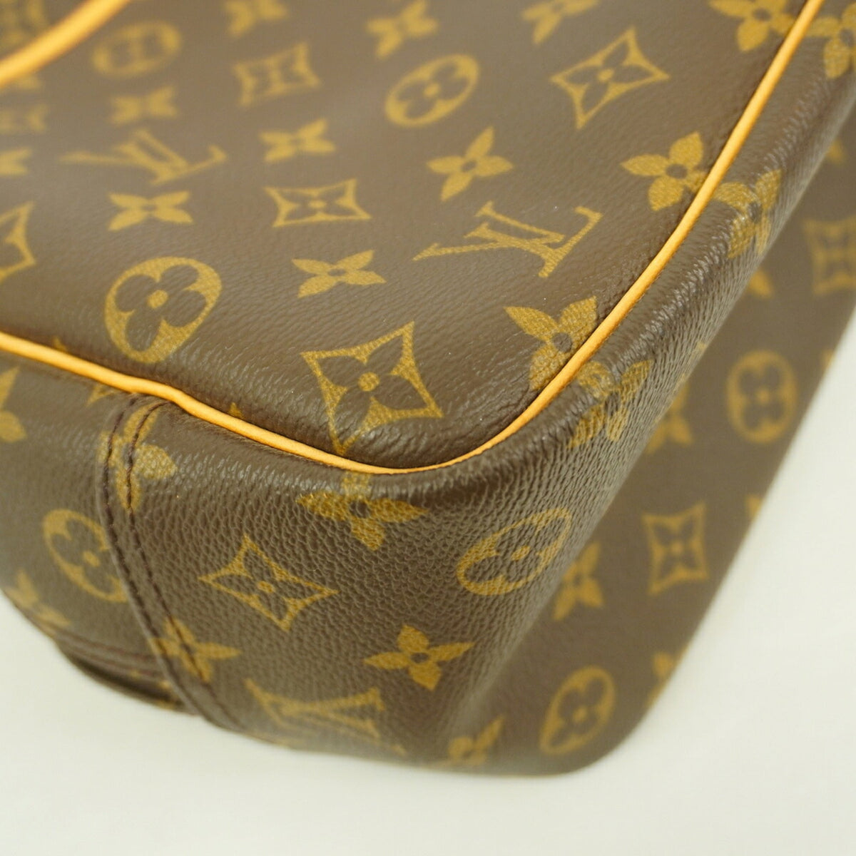 Louis Vuitton Brown Handbag (Pre-Owned)
