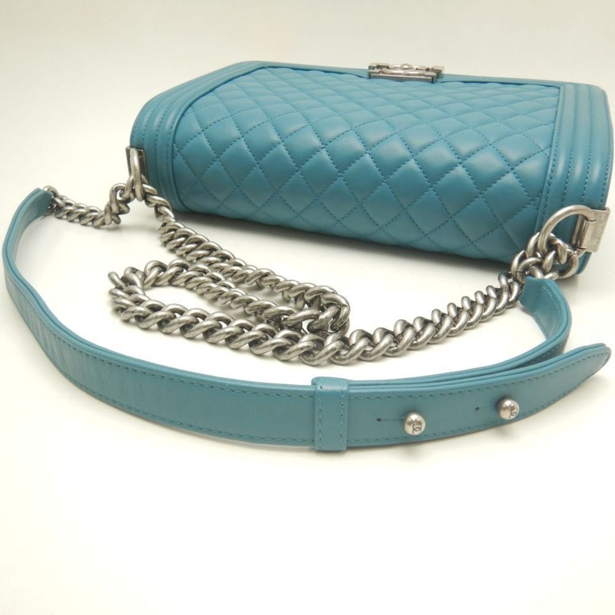 Chanel Matelasse Blue Leather Shoulder Bag (Pre-Owned)