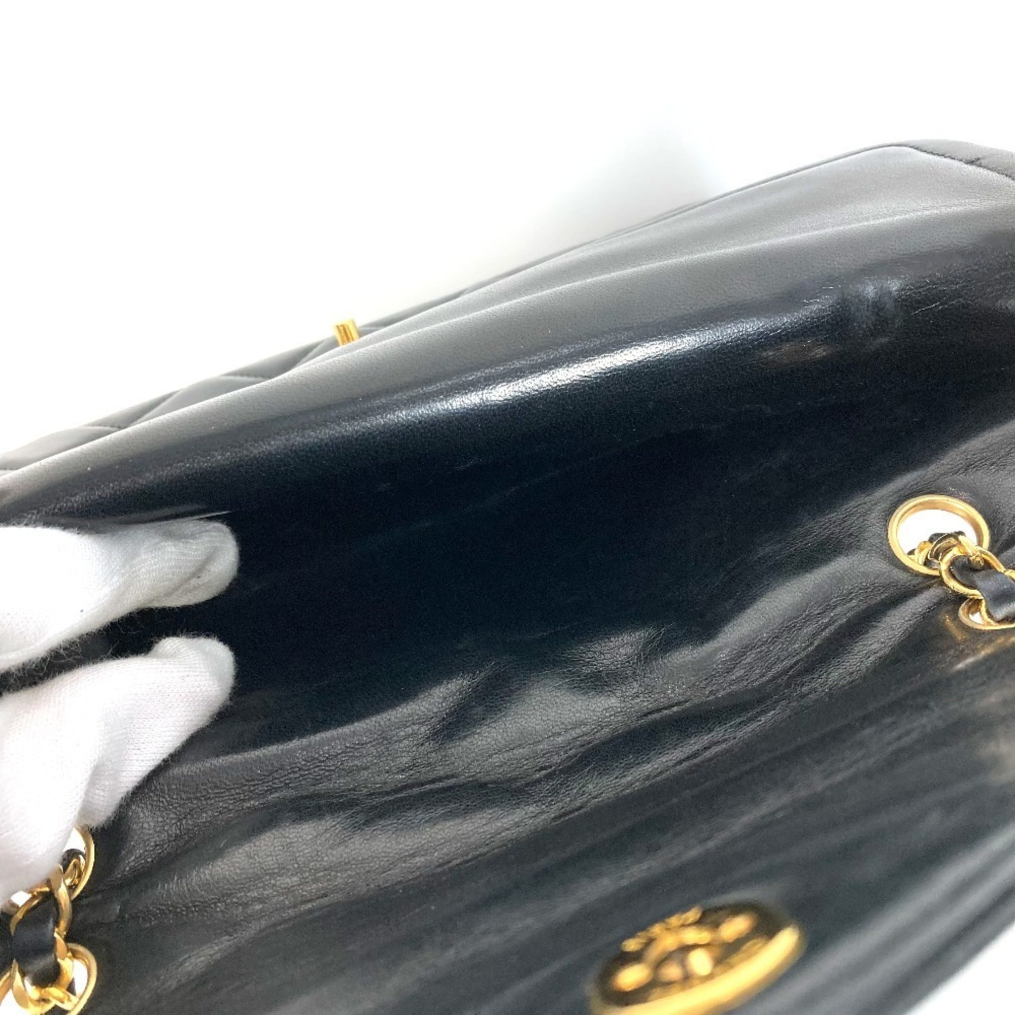 Chanel Black Leather Shoulder Bag (Pre-Owned)