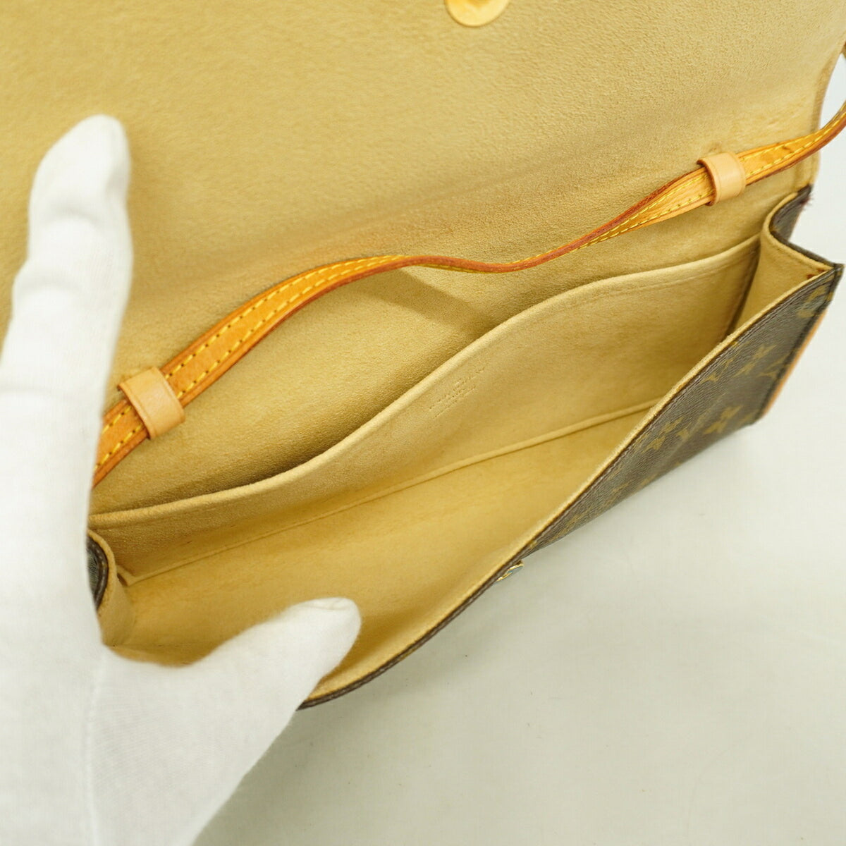 Louis Vuitton Brown Shoulder Bag (Pre-Owned)