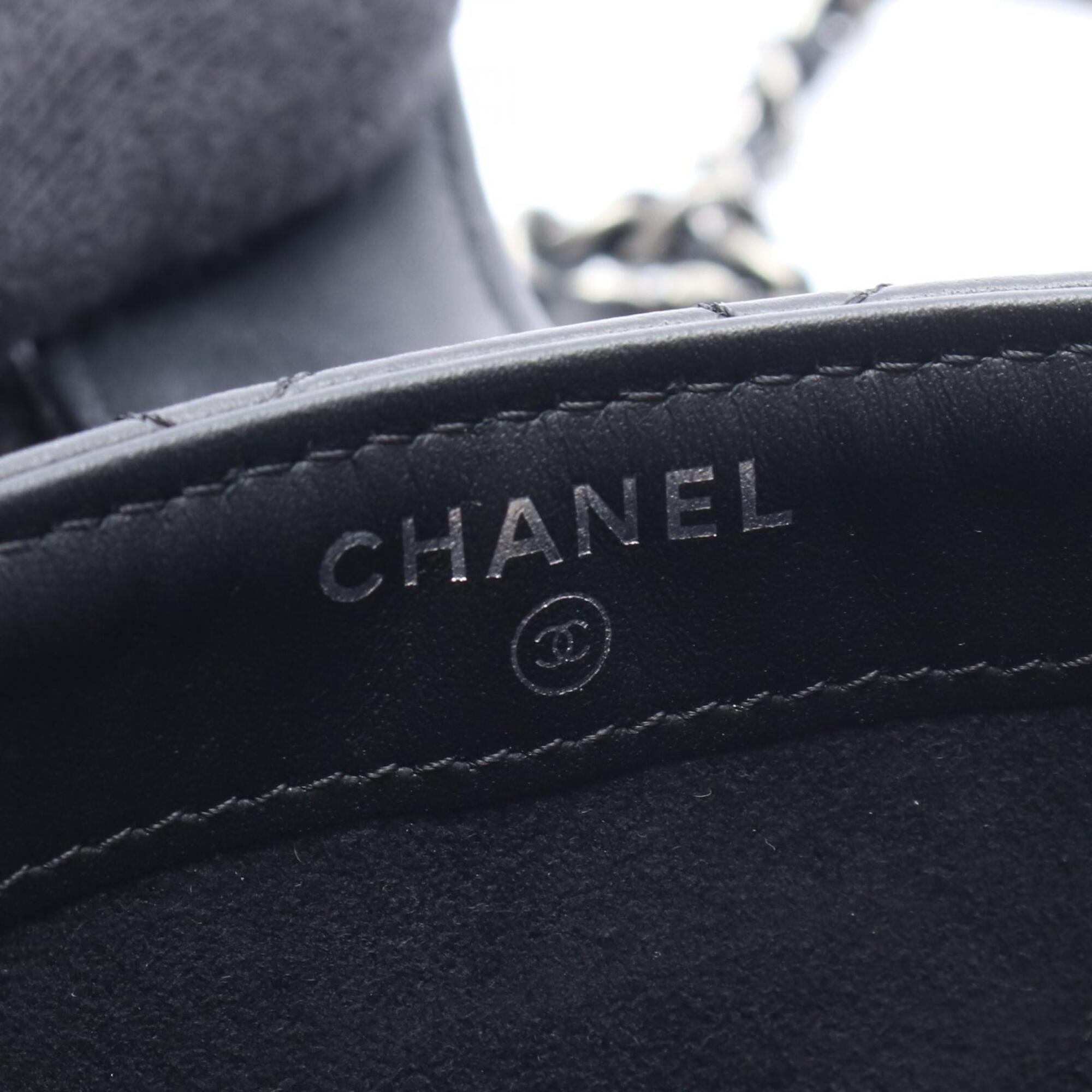 Chanel Black Leather Shoulder Bag (Pre-Owned)