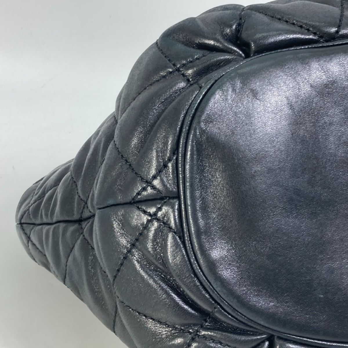 Chanel Black Leather Shoulder Bag (Pre-Owned)