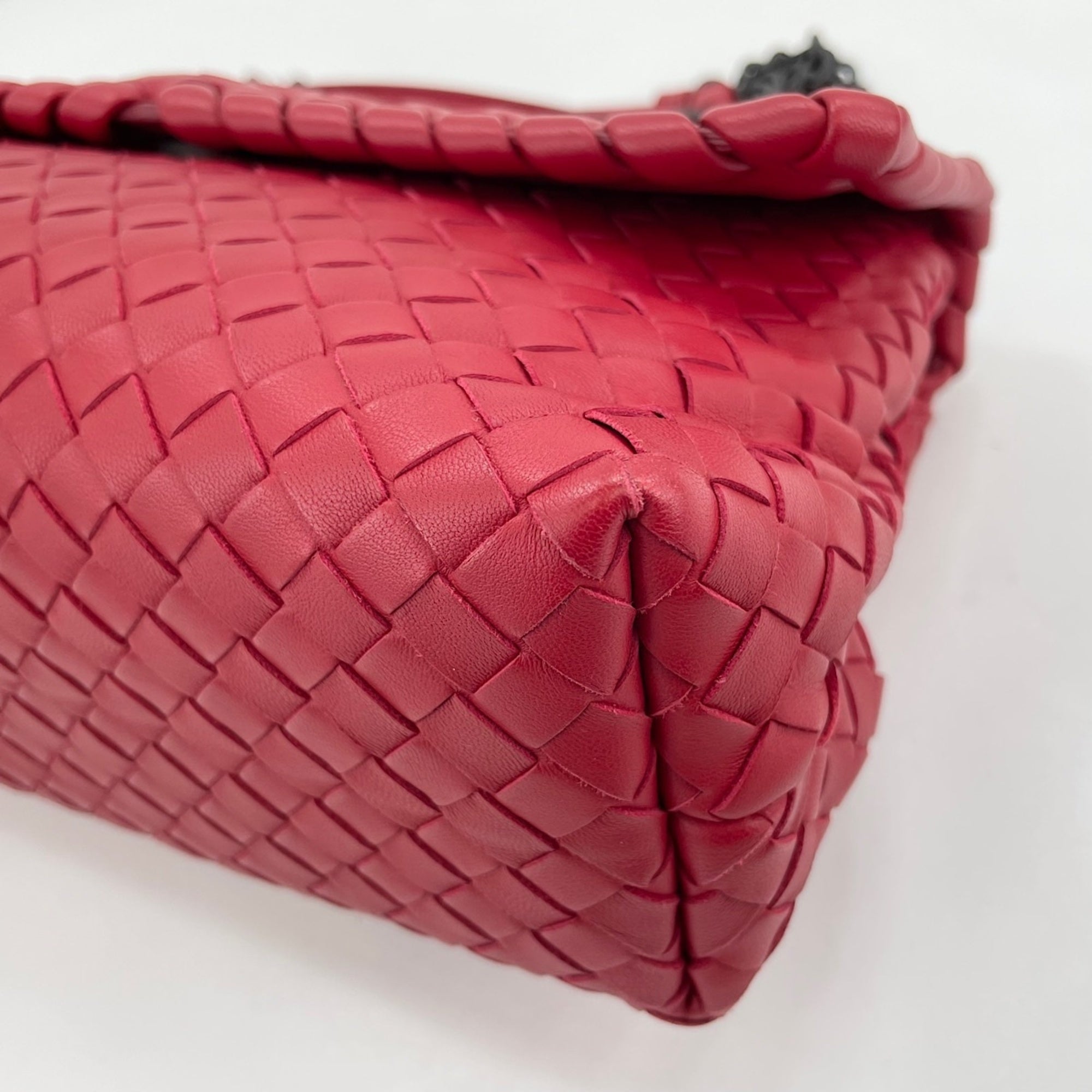 Bottega Veneta Red Color Intrecciato Shoulder Bag (Pre-Owned)