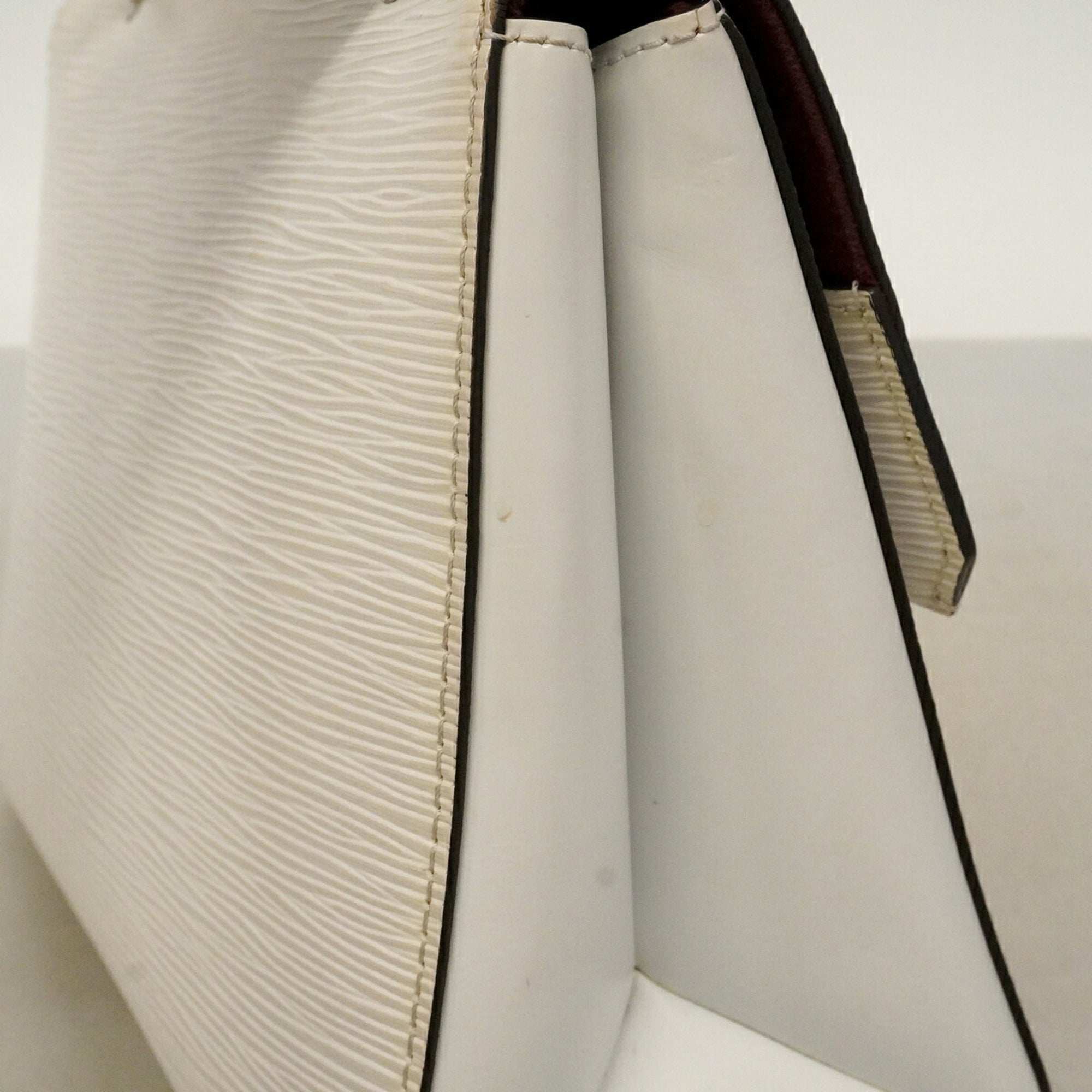 Louis Vuitton Blanc Handbag (Pre-Owned)