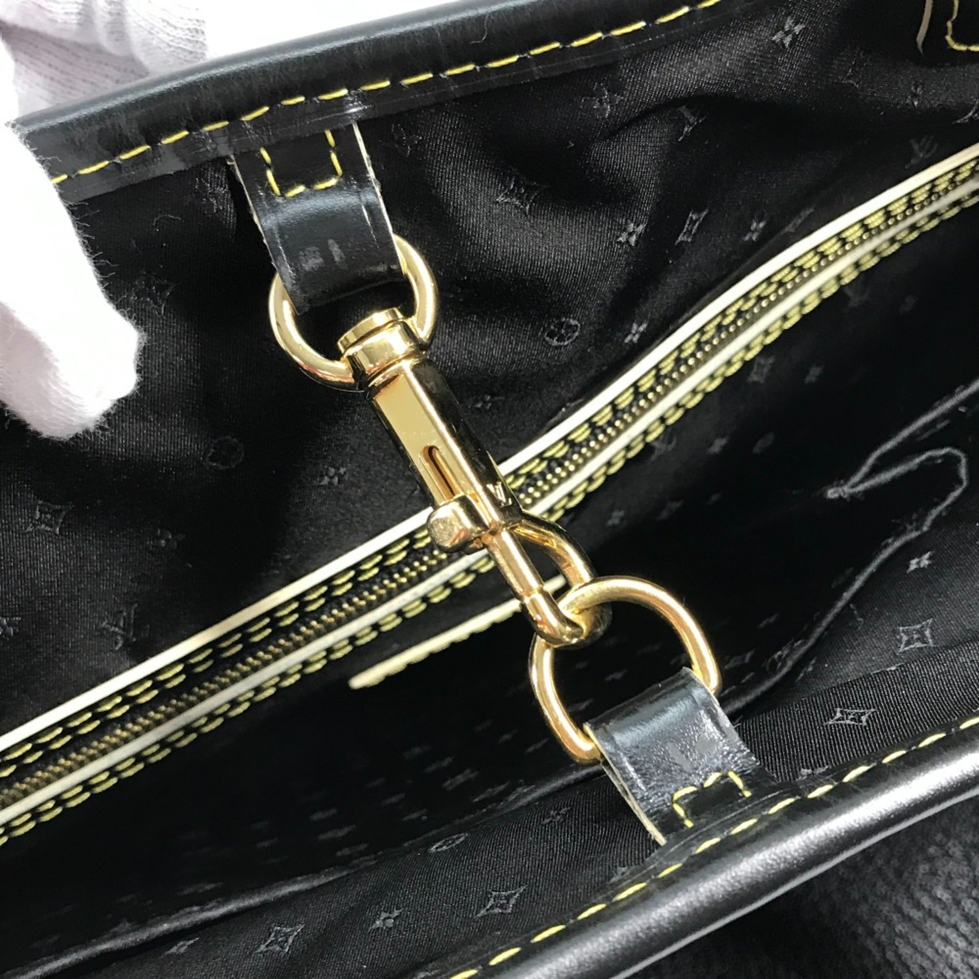 Louis Vuitton Black Leather Handbag (Pre-Owned)