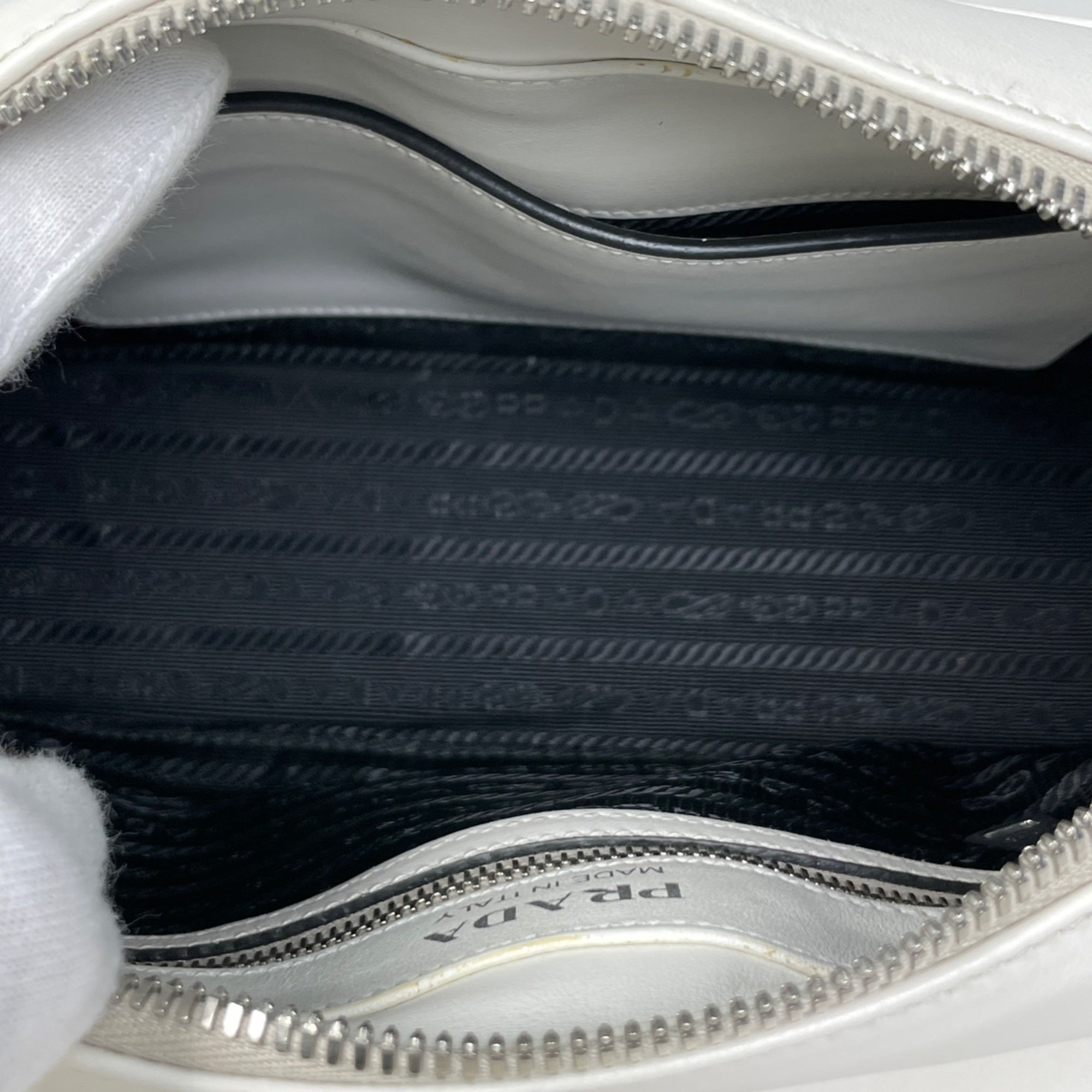Prada White Leather Shoulder Bag (Pre-Owned)