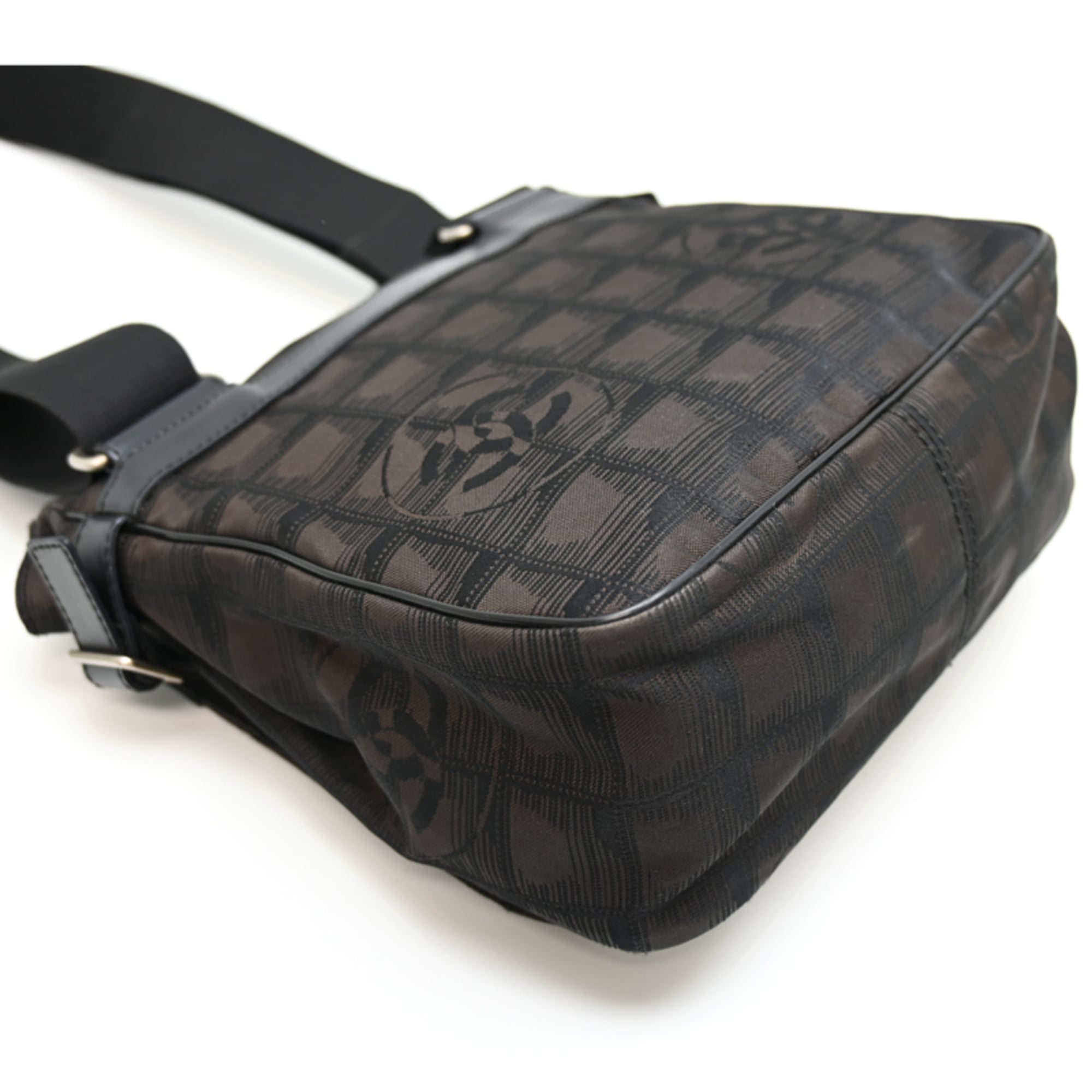 Chanel Brown Nylon Shoulder Bag (Pre-Owned)
