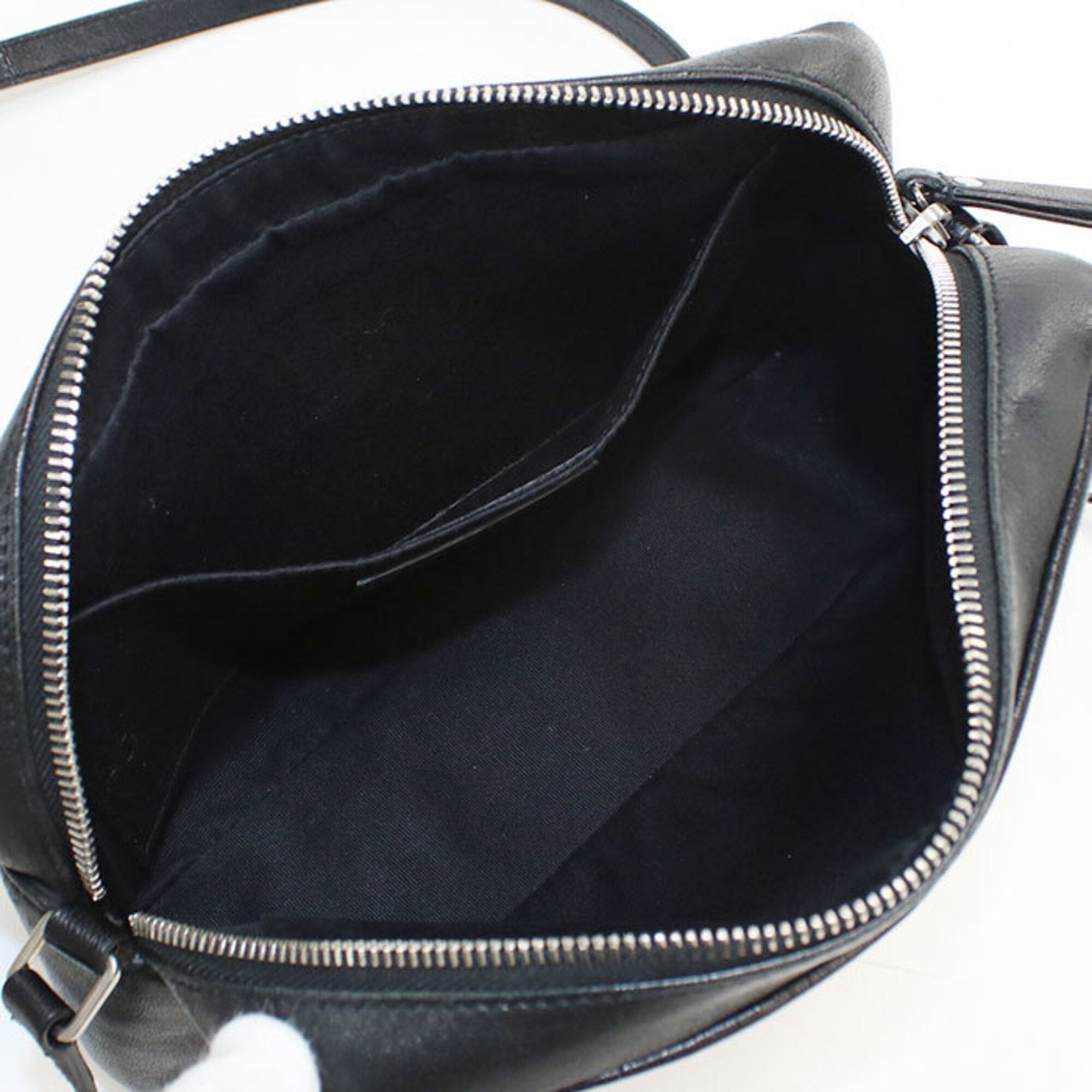 Saint Laurent Black Leather Shoulder Bag (Pre-Owned)