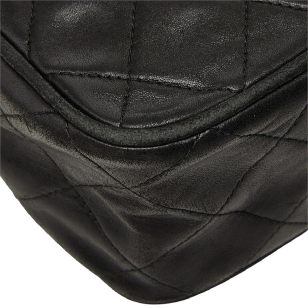 Chanel Matelasse Black Leather Shoulder Bag (Pre-Owned)