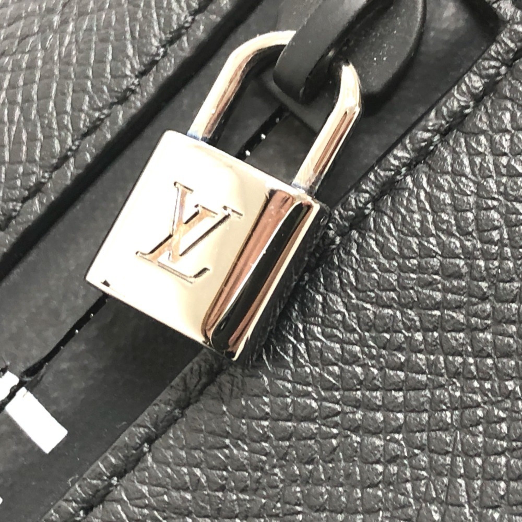 Louis Vuitton Taiga Ardoise Taiga Leather Tote Bag (Pre-Owned)
