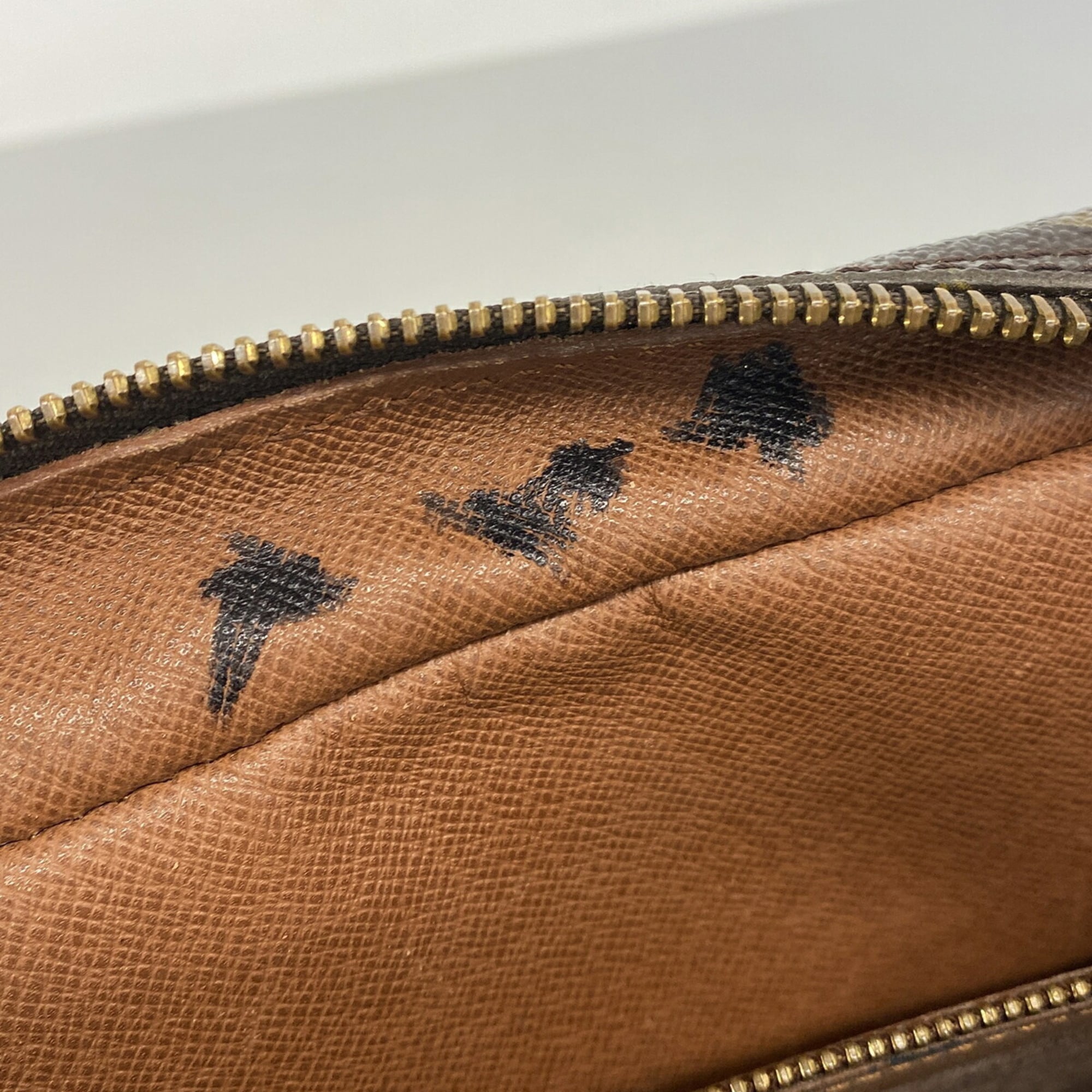 Louis Vuitton Brown Shoulder Bag (Pre-Owned)