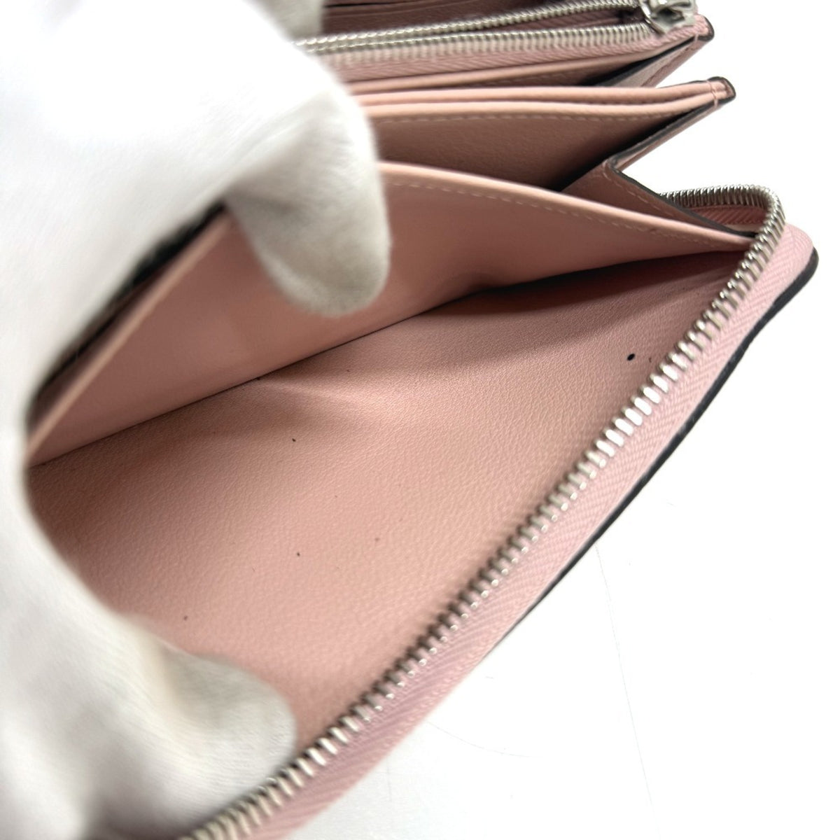 Louis Vuitton Mahina Magnolia Mahina Leather Long Wallet (Bi-Fold) (Pre-Owned)