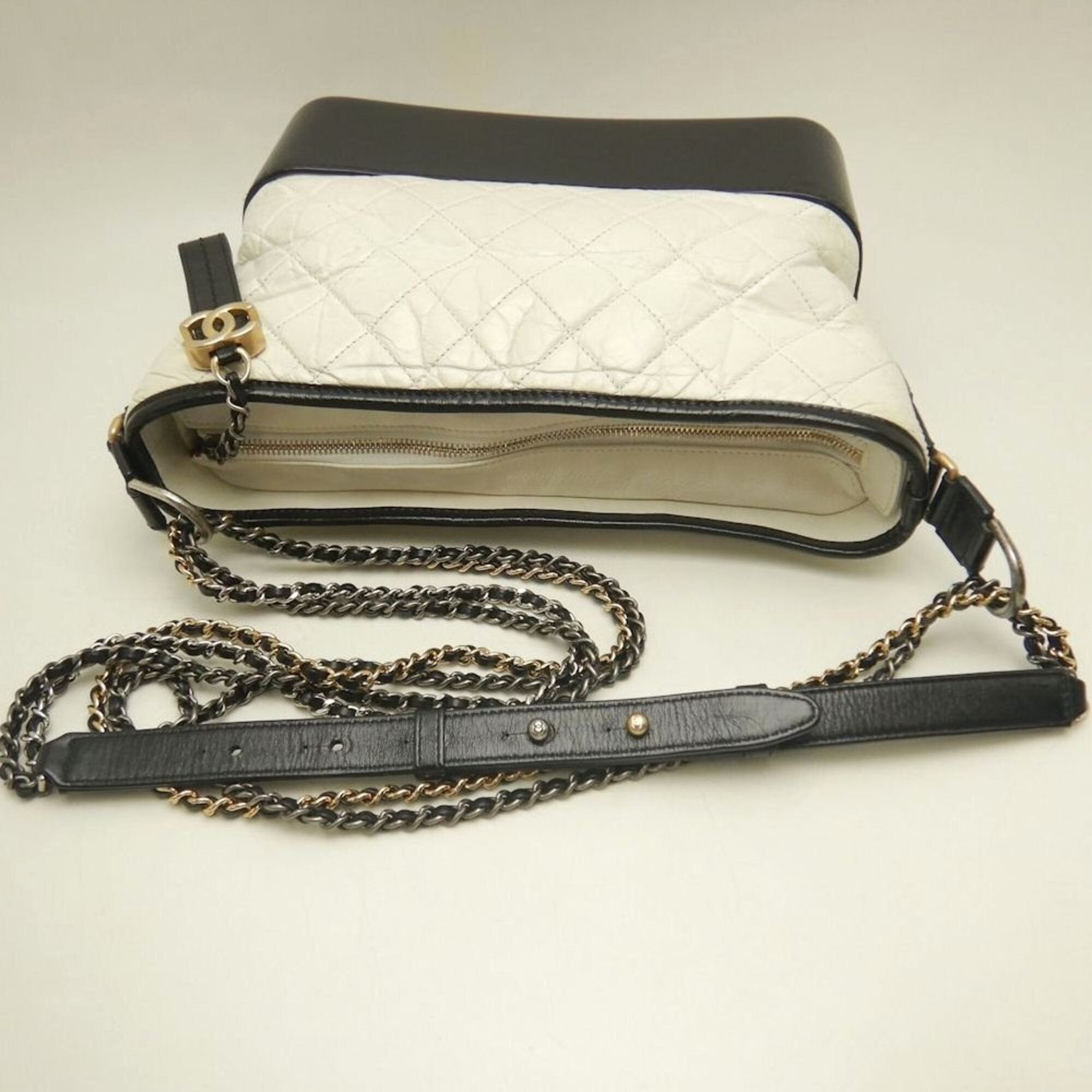 Chanel Black White Leather Shoulder Bag (Pre-Owned)