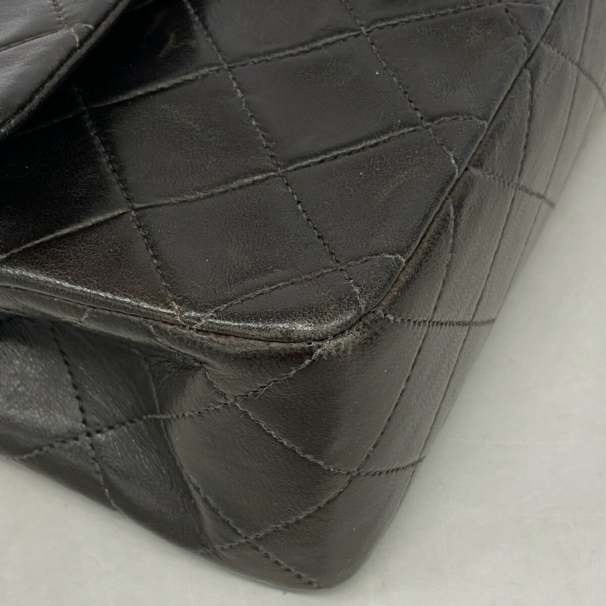 Chanel Black Leather Shoulder Bag (Pre-Owned)