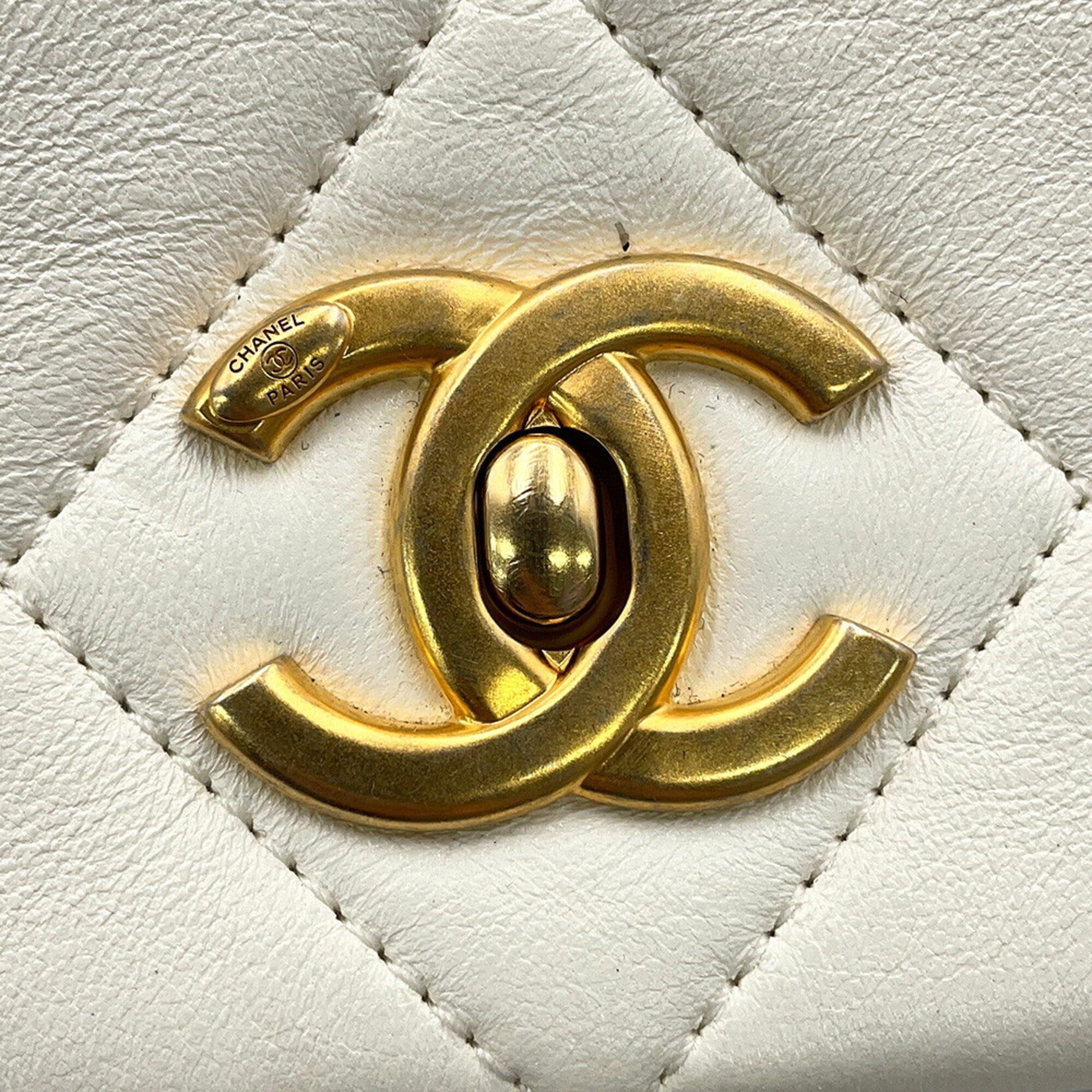 Chanel White Leather Shoulder Bag (Pre-Owned)
