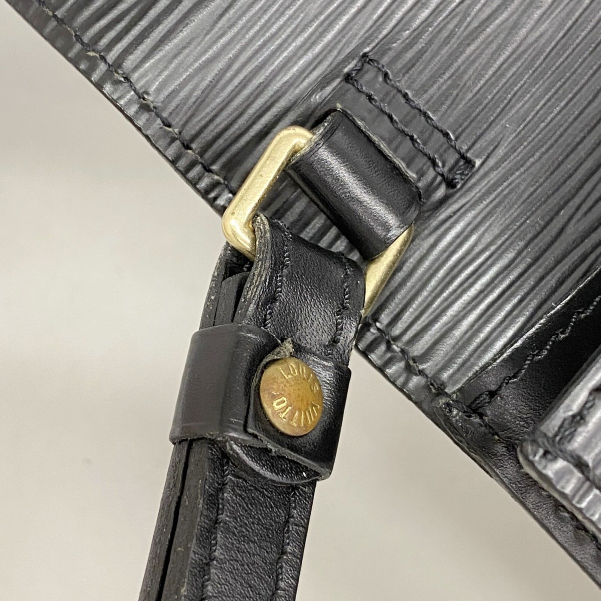 Louis Vuitton Noir Clutch Bag (Pre-Owned)