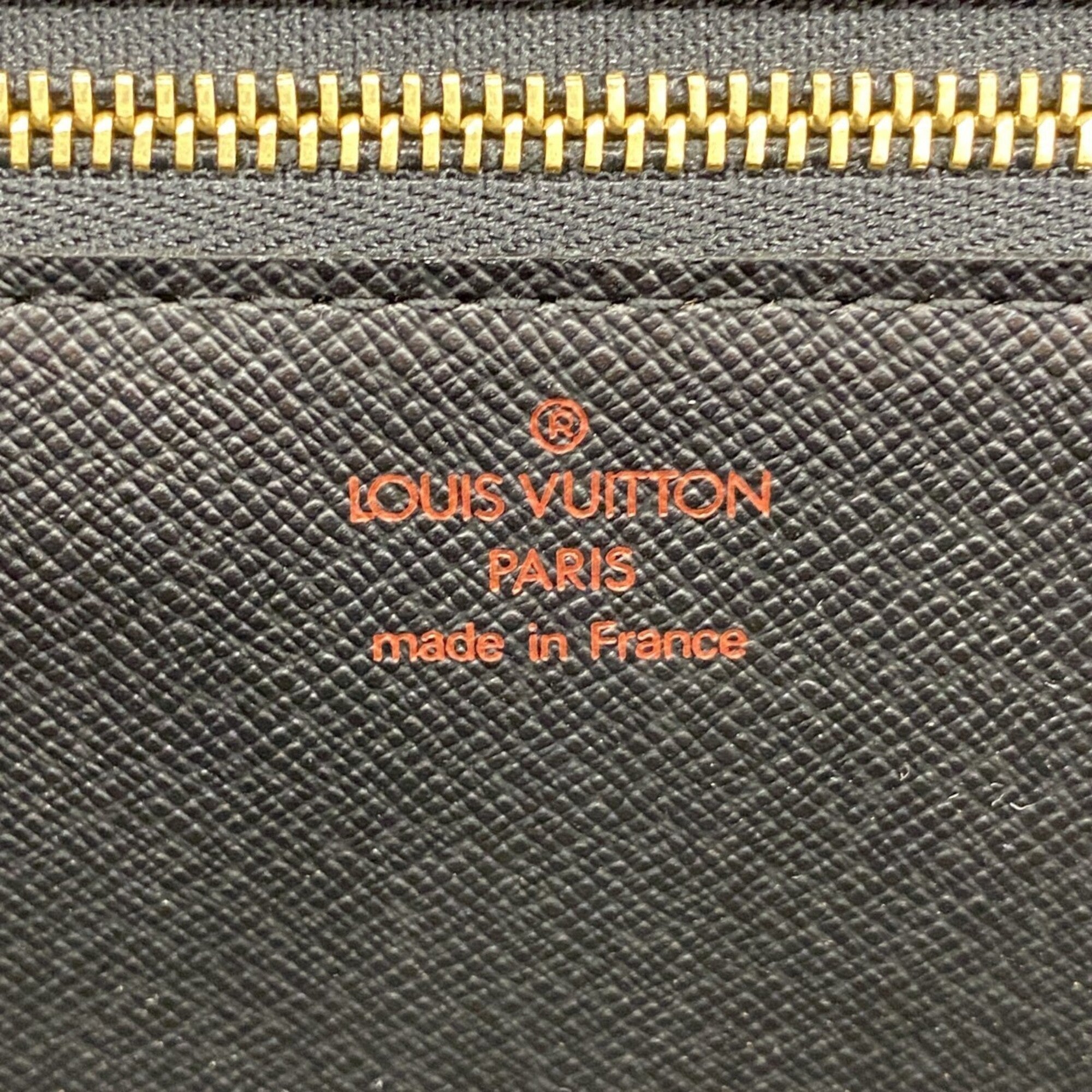 Louis Vuitton Noir Clutch Bag (Pre-Owned)