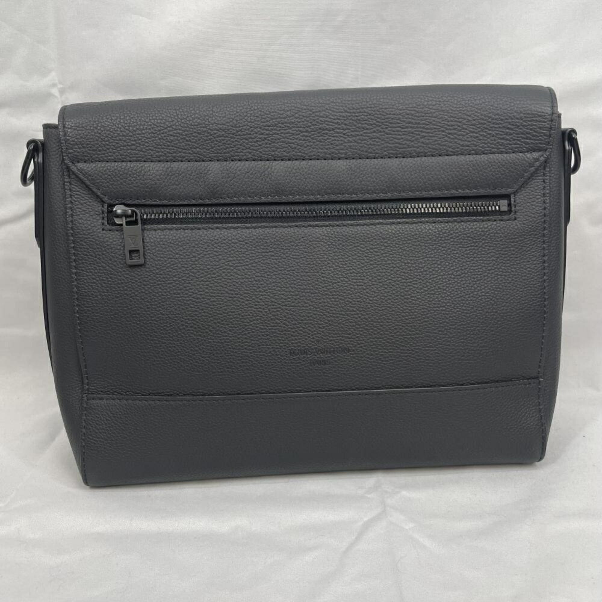Louis Vuitton Blue Shoulder Bag (Pre-Owned)