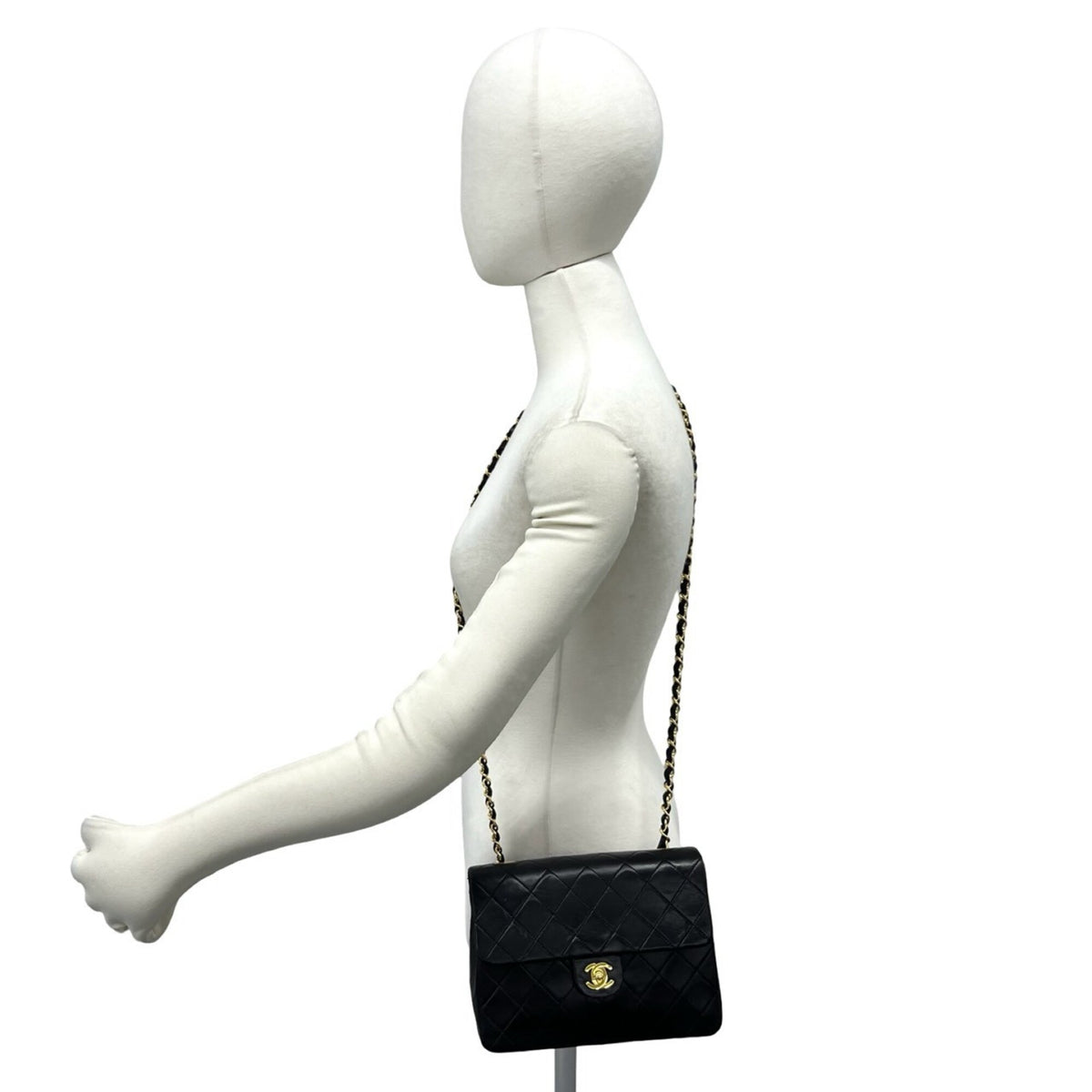 Chanel Black Leather Shoulder Bag (Pre-Owned)