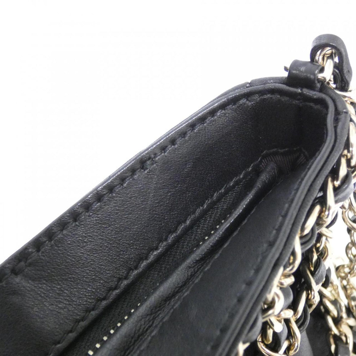 Chanel Black Leather Shoulder Bag (Pre-Owned)