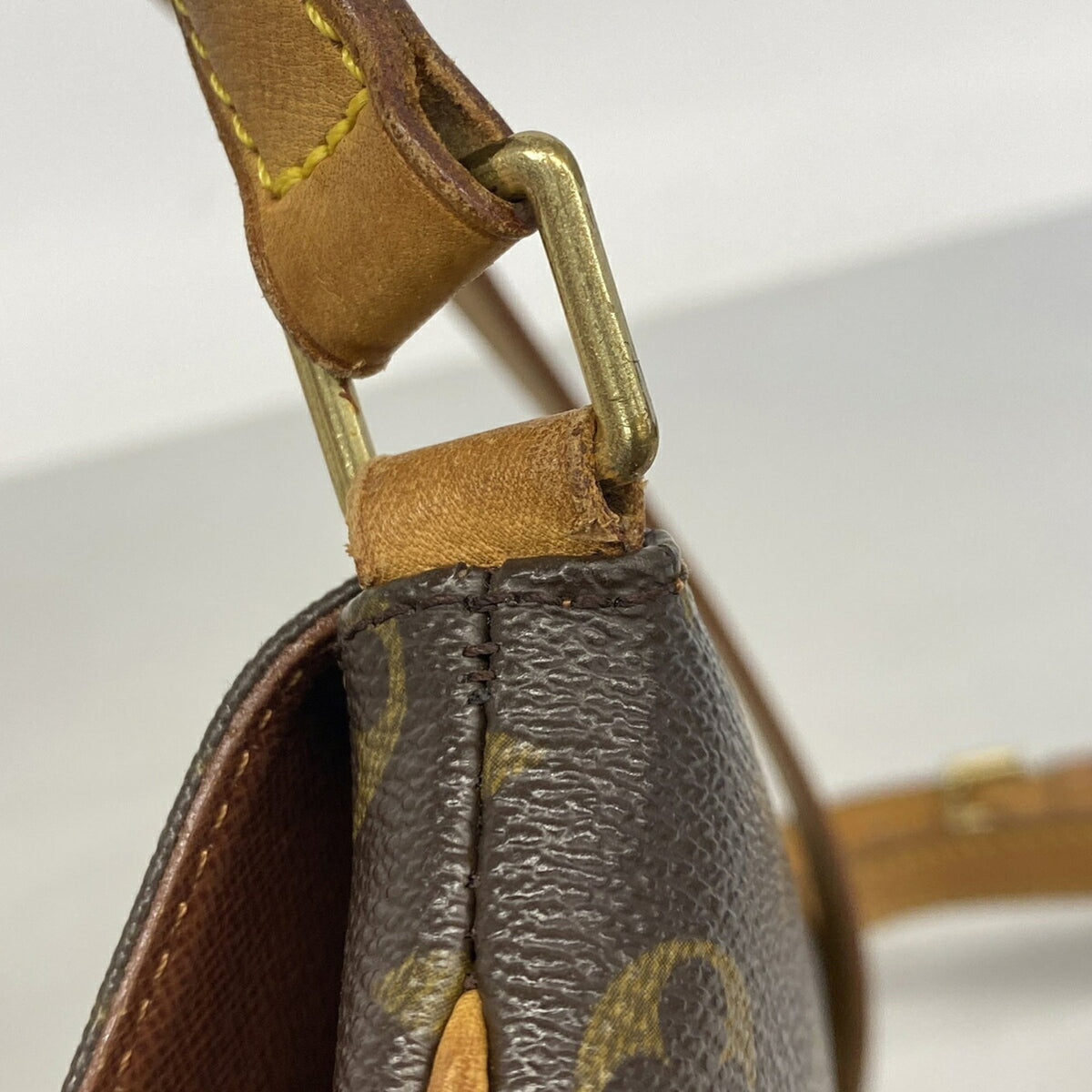 Louis Vuitton Brown Shoulder Bag (Pre-Owned)