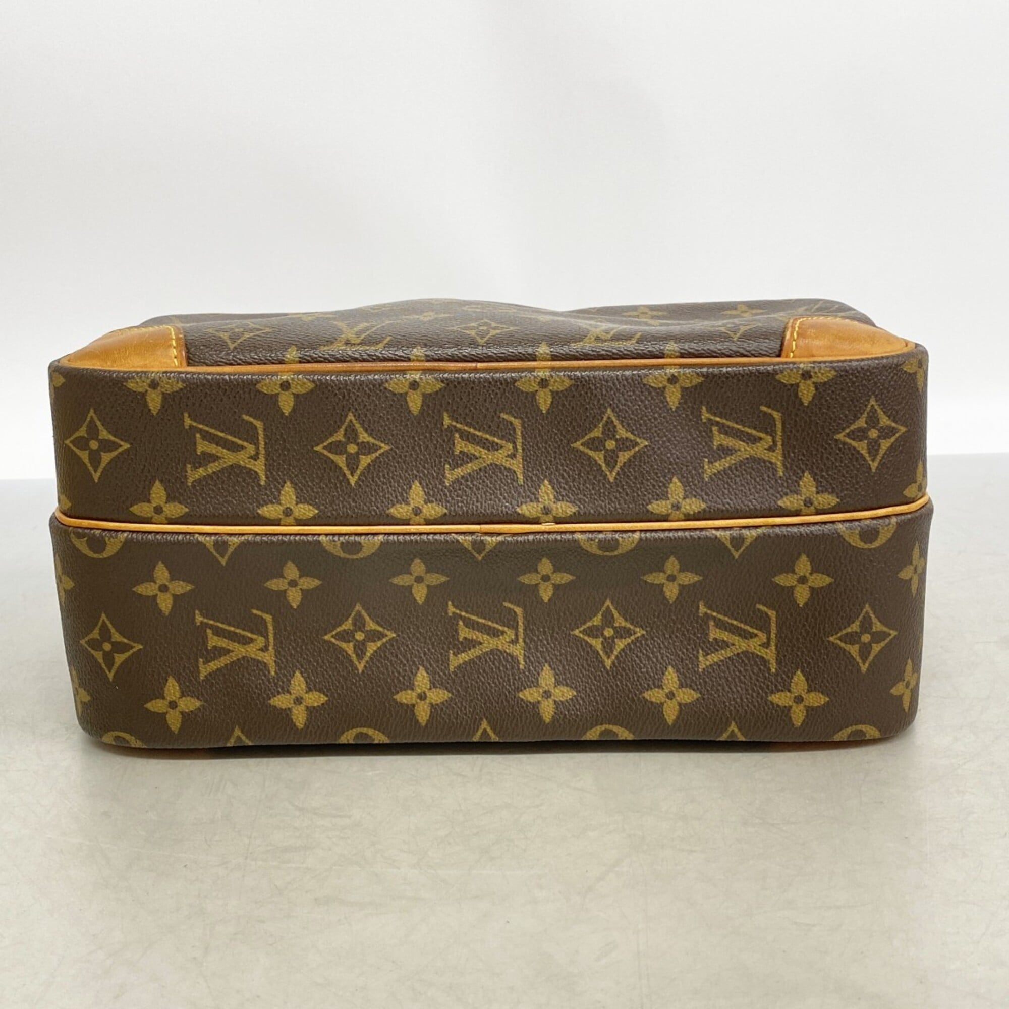 Louis Vuitton Brown Shoulder Bag (Pre-Owned)