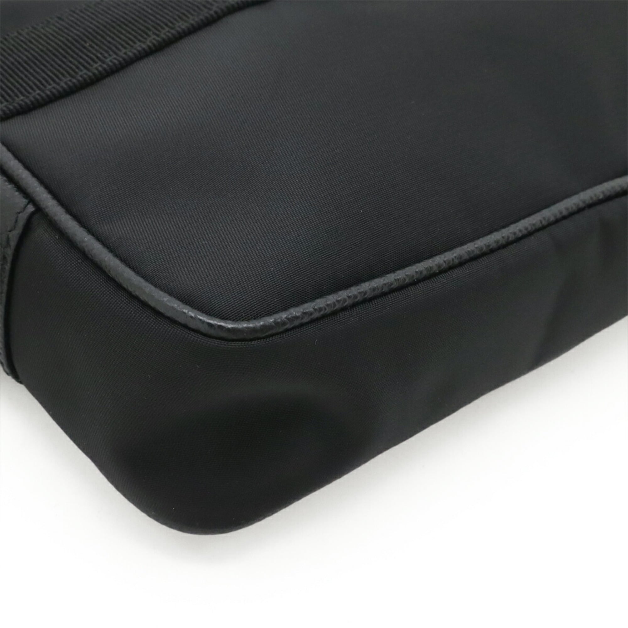 Salvatore Ferragamo Black Nylon Leather Shoulder Bag (Pre-Owned)
