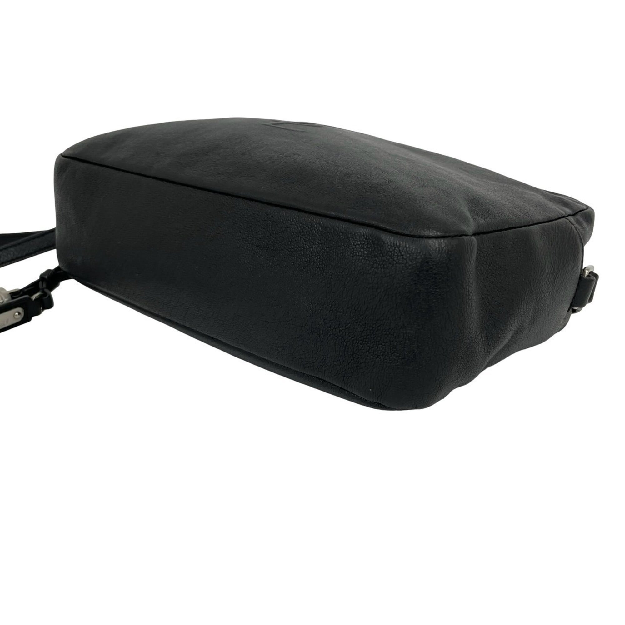 Saint Laurent Black Leather Pochette Shoulder Bag (Pre-Owned)