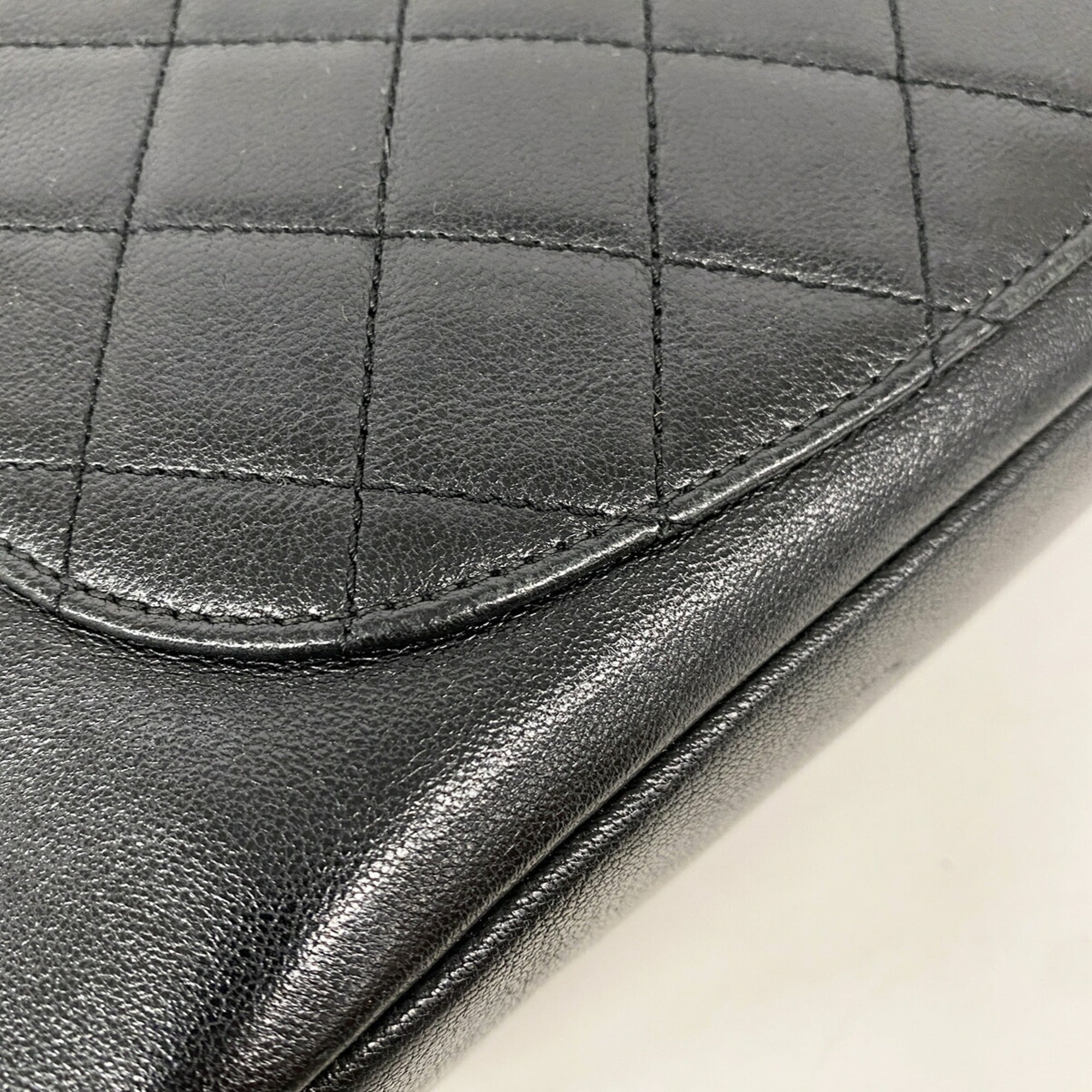 Chanel Black Leather Handbag (Pre-Owned)