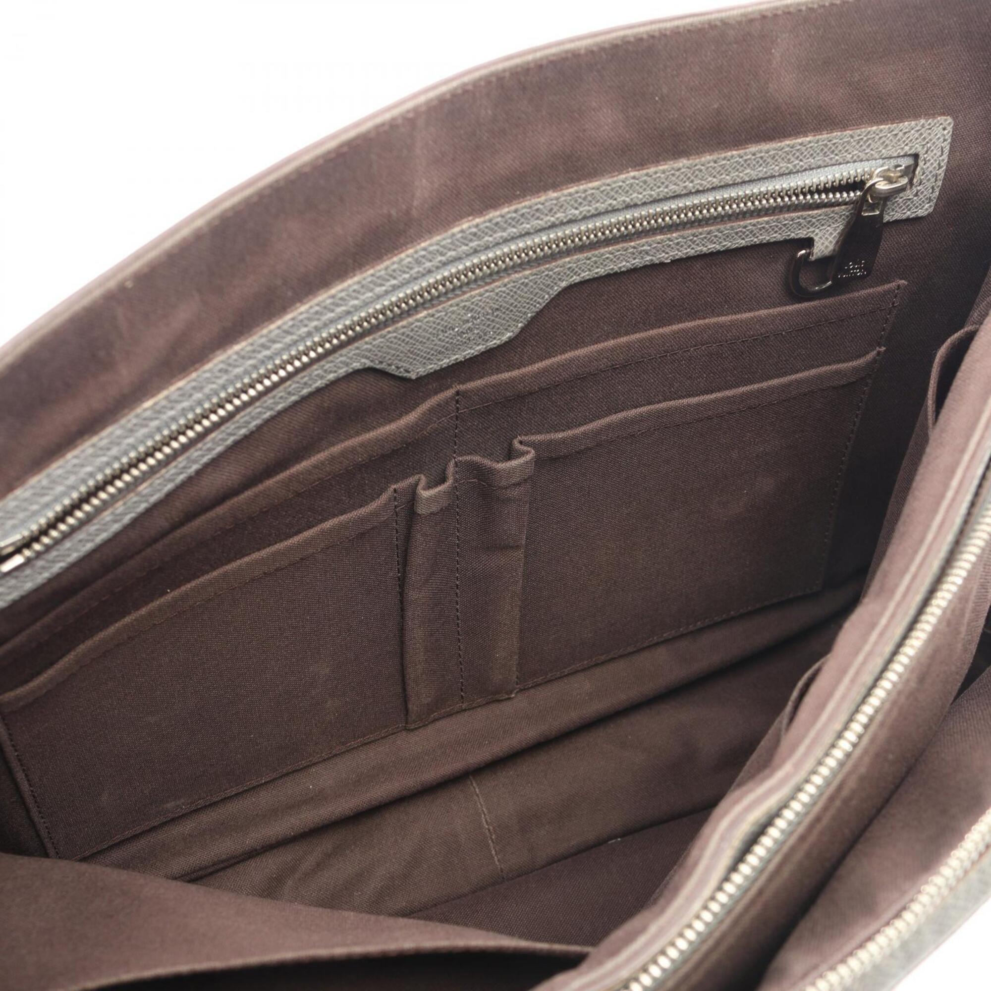 Louis Vuitton Glacier Gray Taiga Leather Handbag (Pre-Owned)