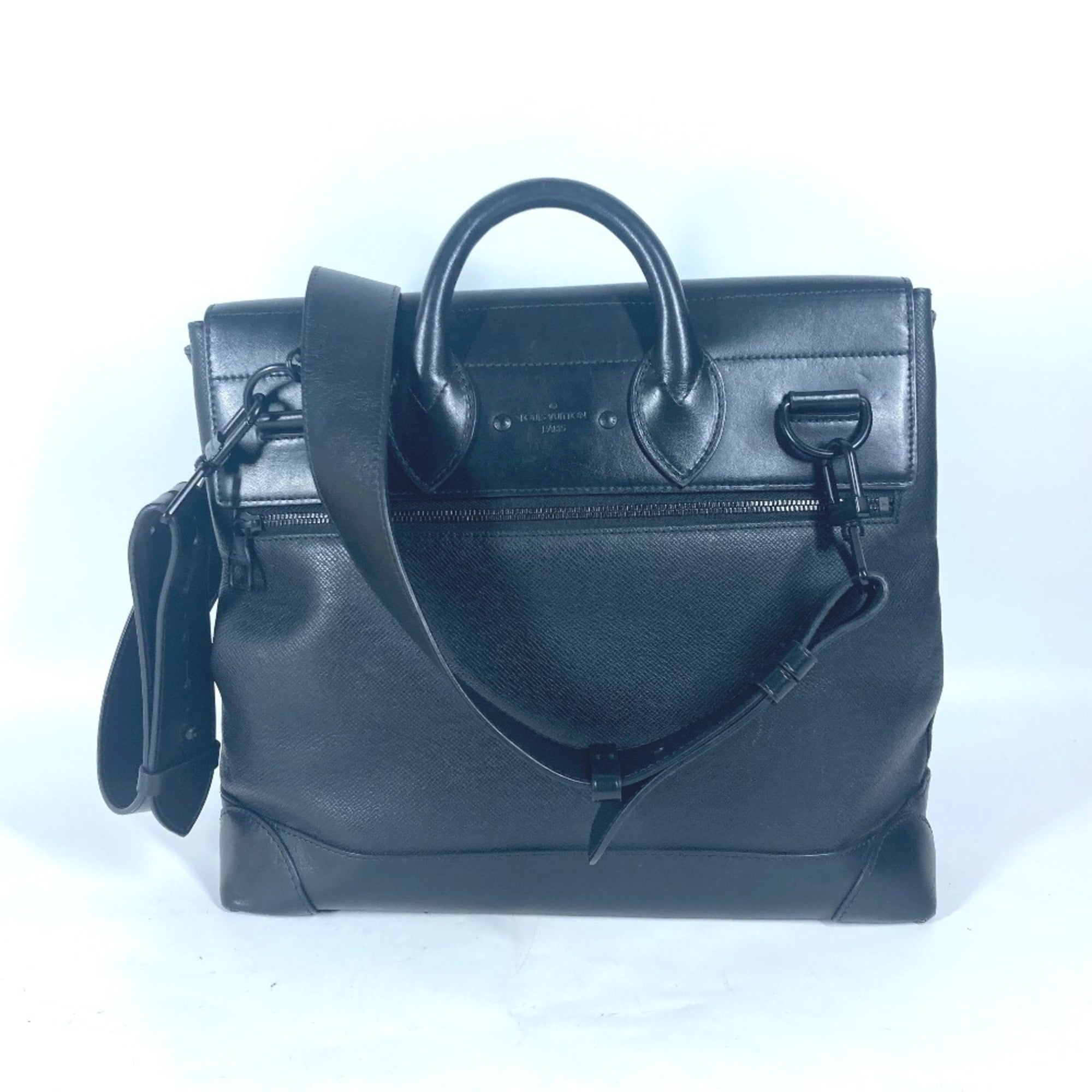 Louis Vuitton Black Taiga Leather Handbag Shoulder Bag (Pre-Owned)