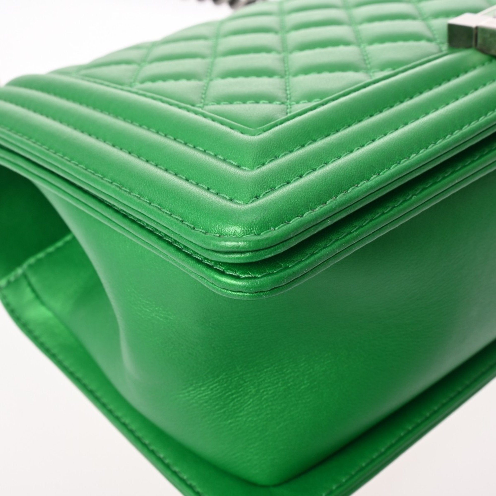 Chanel Green Leather Shoulder Bag (Pre-Owned)
