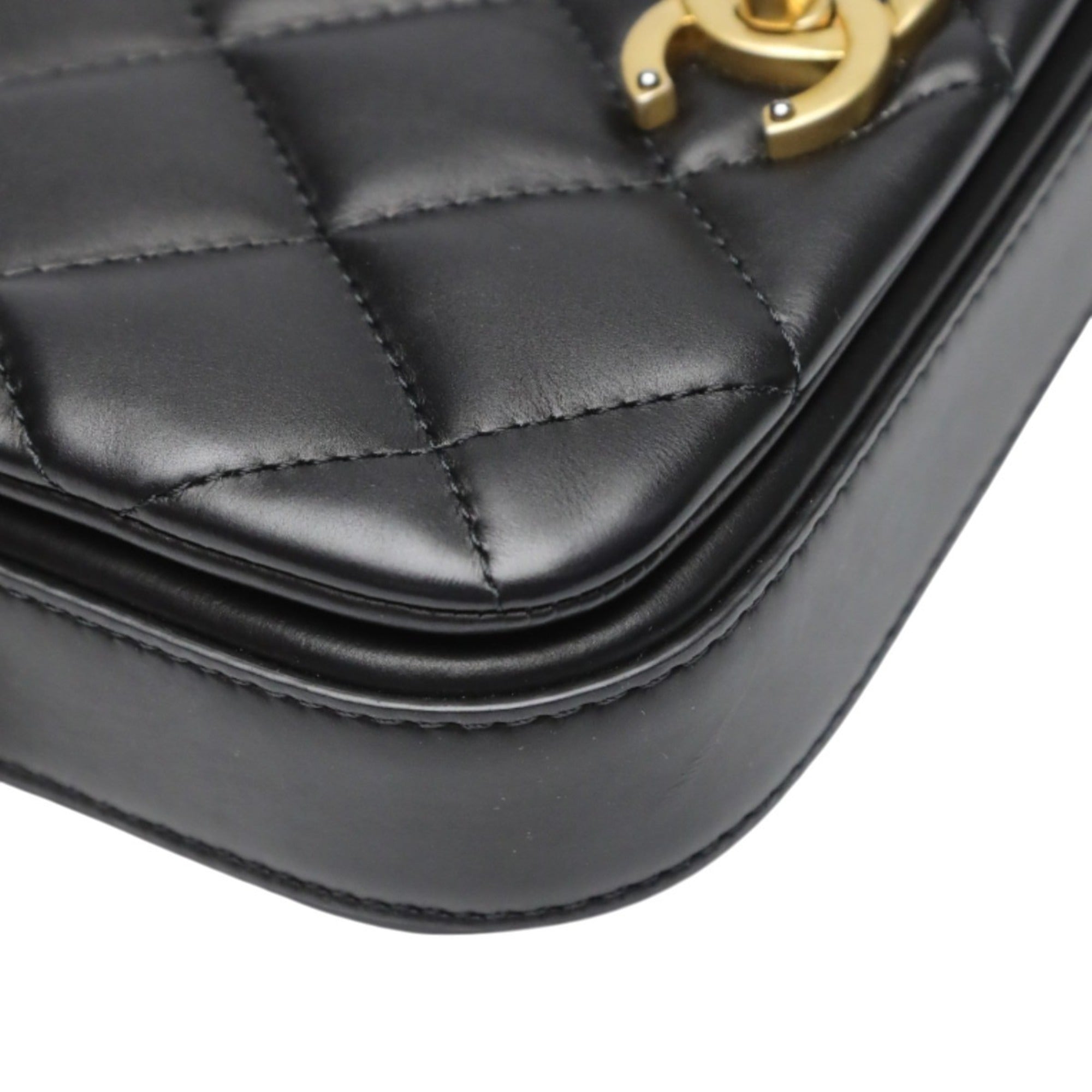 Chanel Black Leather Shoulder Bag (Pre-Owned)