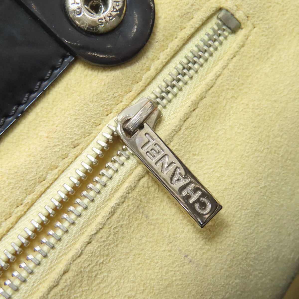 Chanel Black Leather Handbag (Pre-Owned)