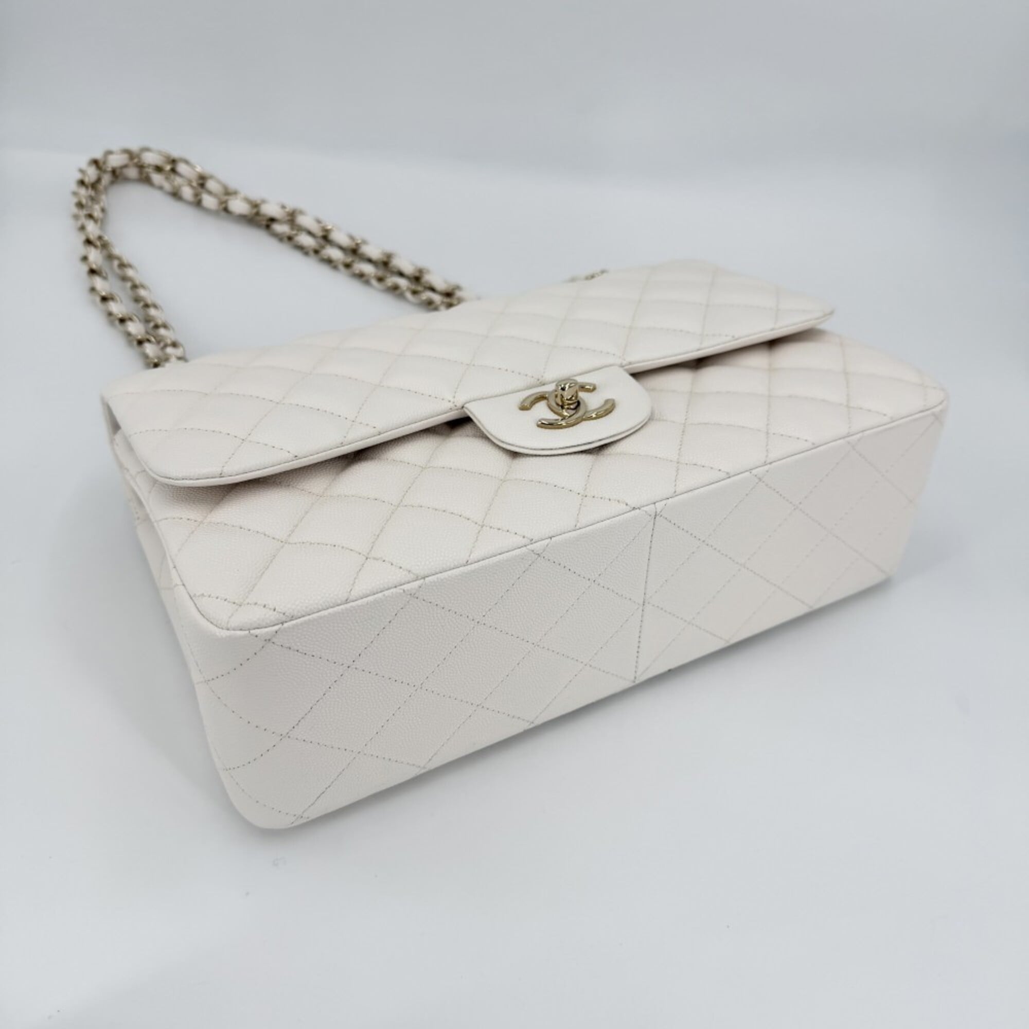 Chanel Matelasse White Grained Calfskin Shoulder Bag (Pre-Owned)