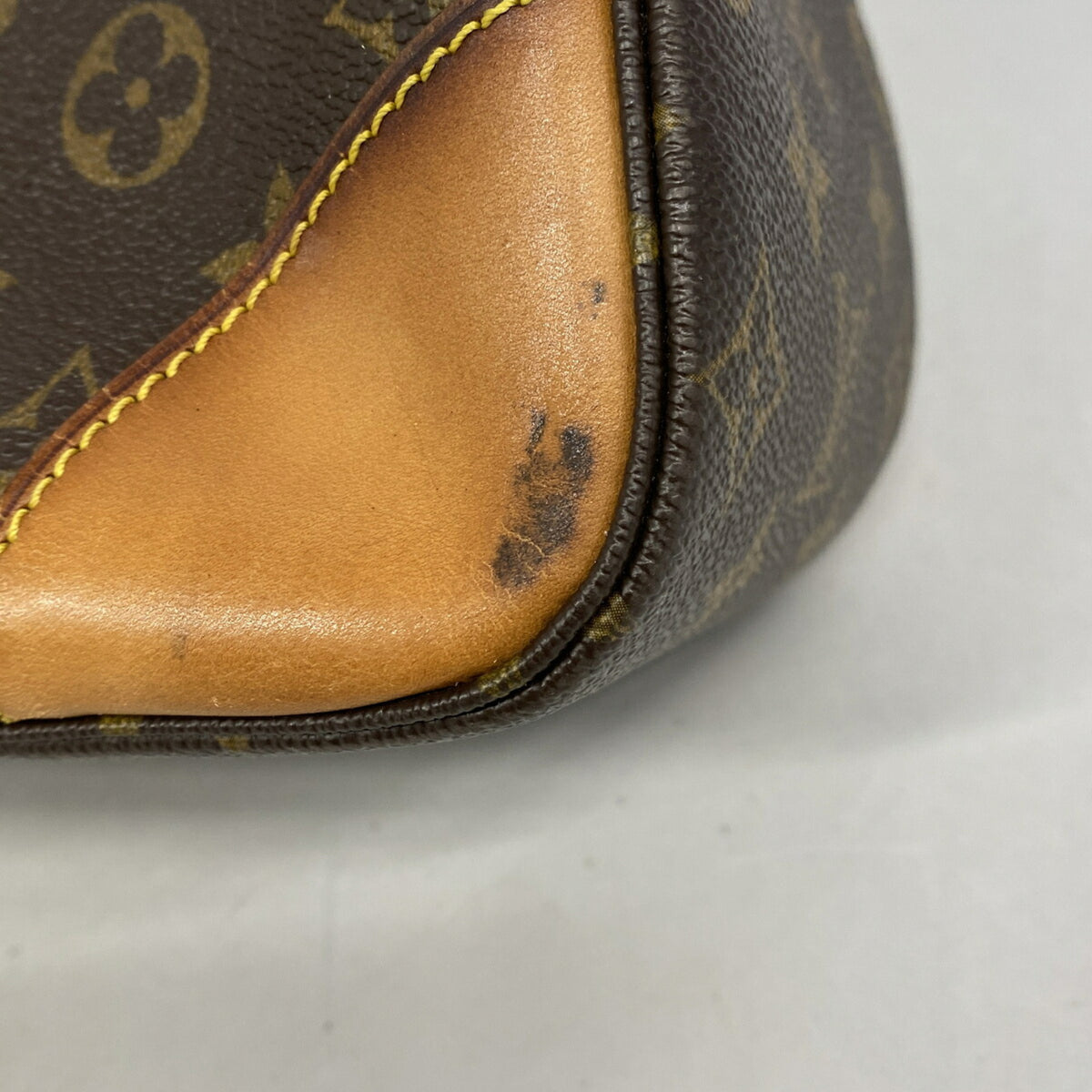 Louis Vuitton Brown Shoulder Bag (Pre-Owned)