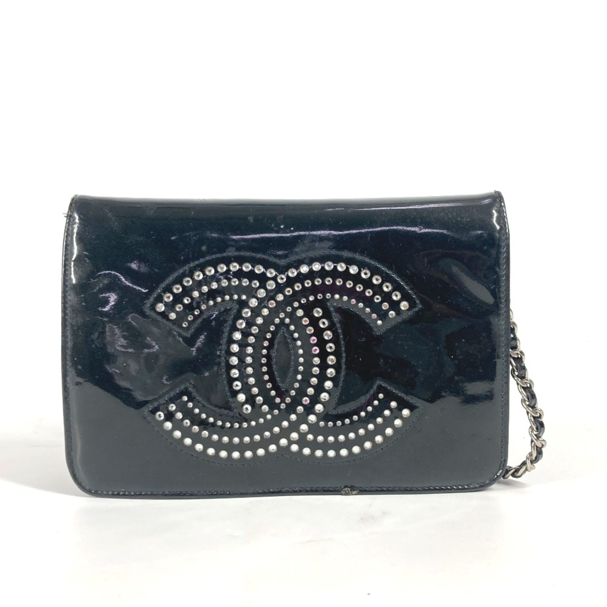 Chanel Black Patent Leather Pochette Shoulder Bag (Pre-Owned)
