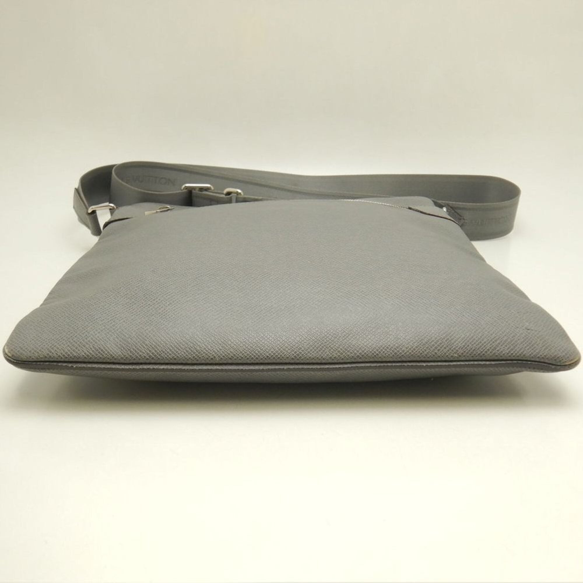 Louis Vuitton Taiga Glacier Taiga Leather Shoulder Bag (Pre-Owned)