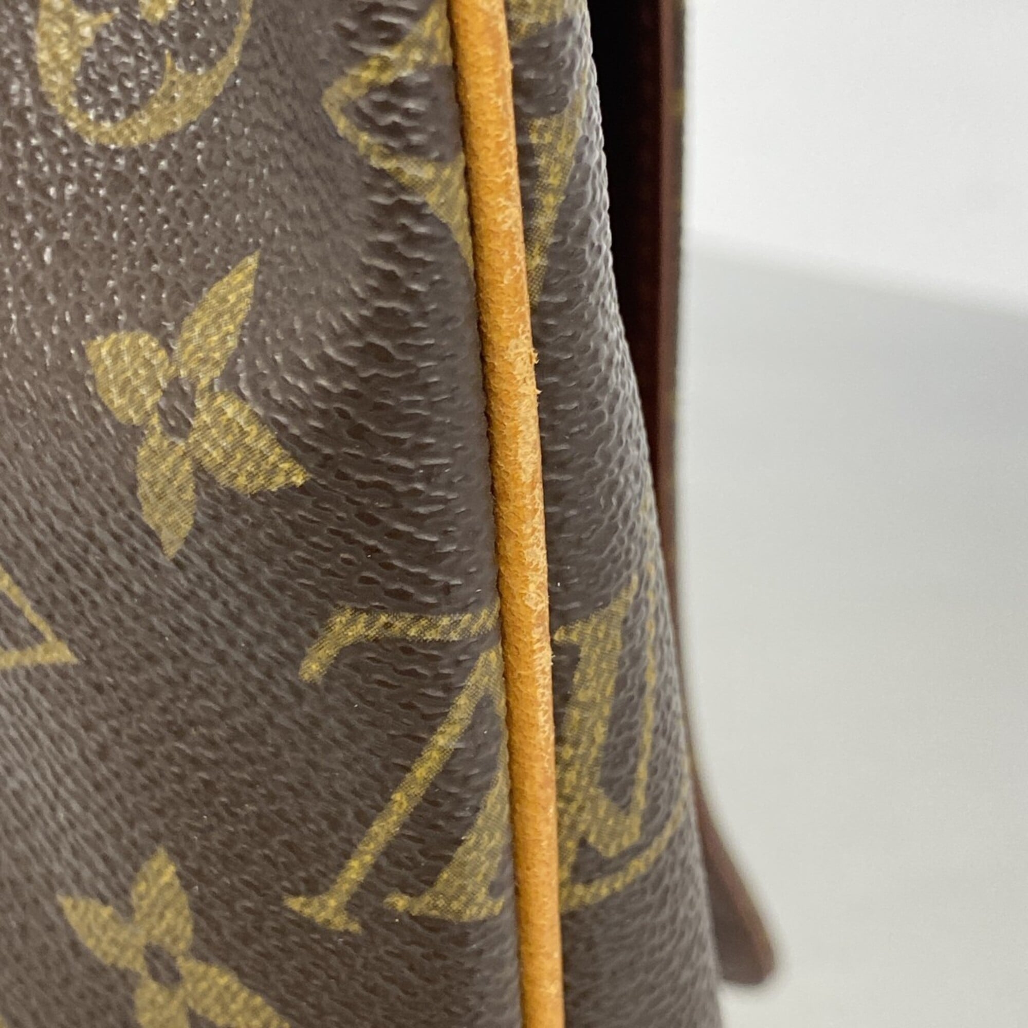 Louis Vuitton Brown Shoulder Bag (Pre-Owned)