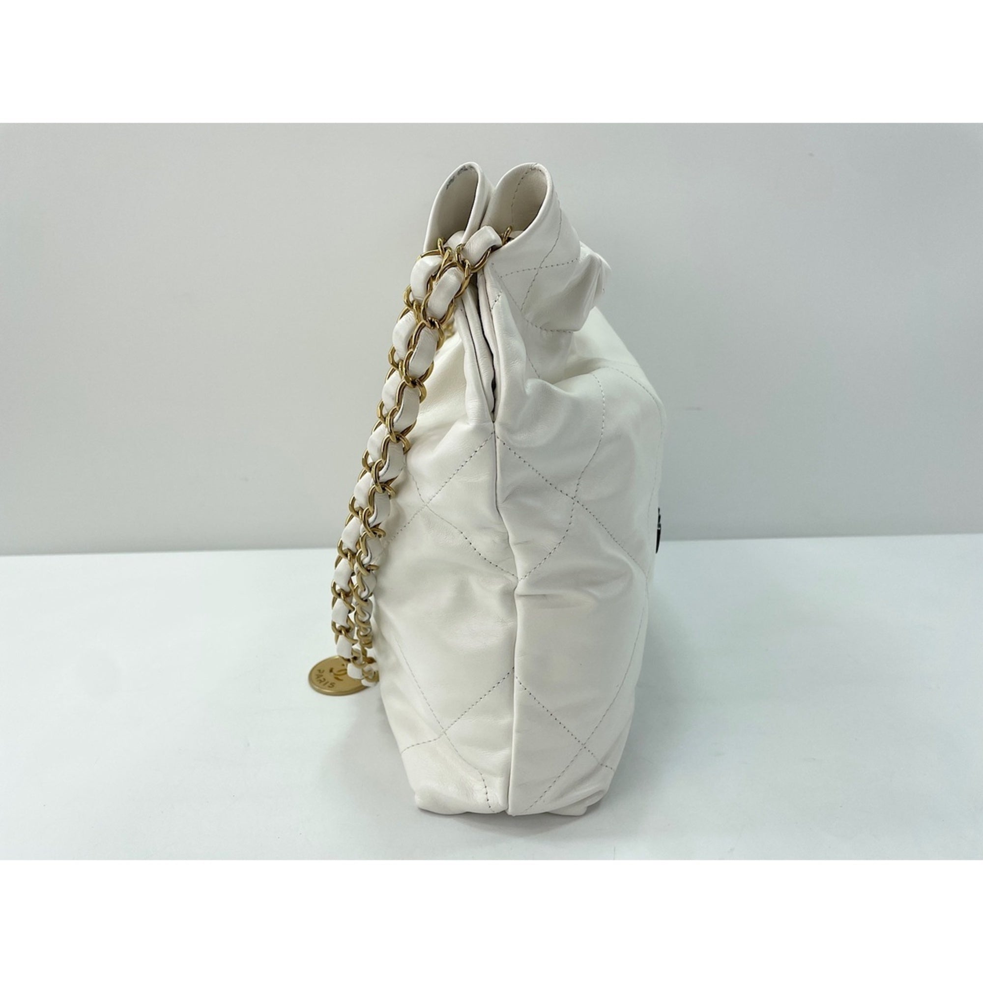 Chanel White Shoulder Bag (Pre-Owned)