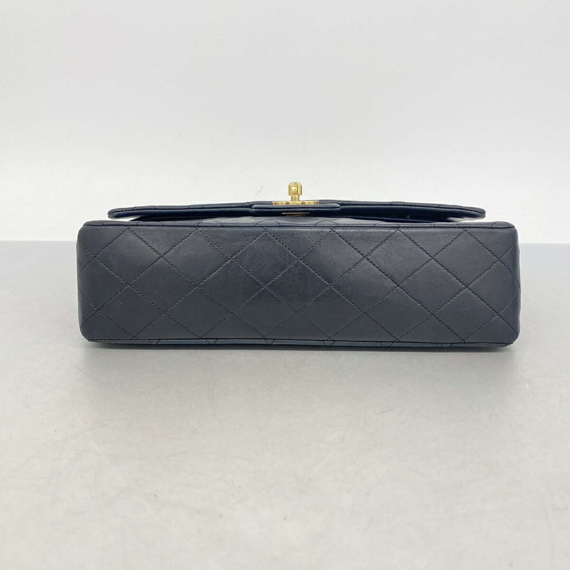Chanel Black Leather Shoulder Bag (Pre-Owned)
