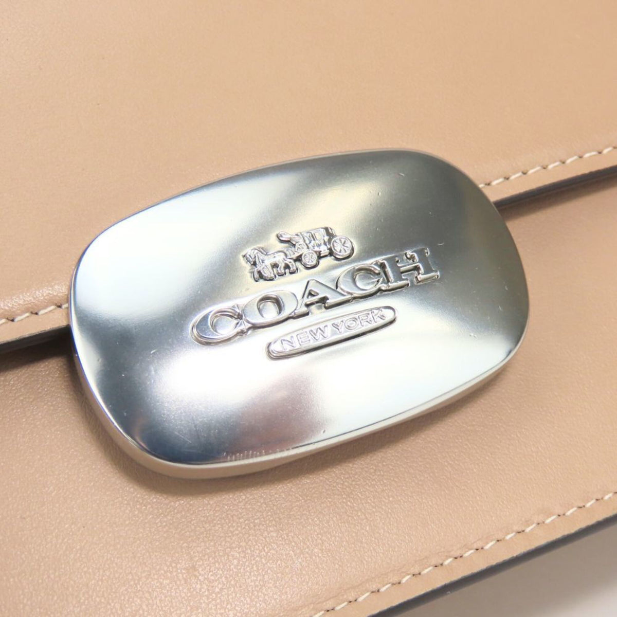 Coach Beige Leather Shoulder Bag (Pre-Owned)