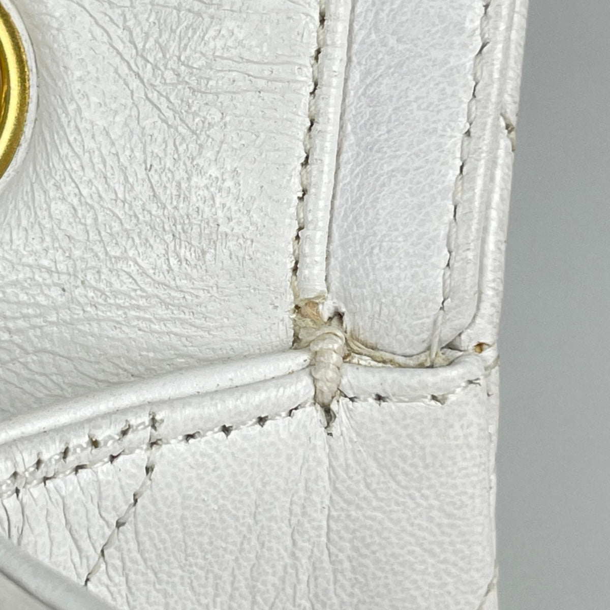 Chanel Matelasse White Leather Shoulder Bag (Pre-Owned)