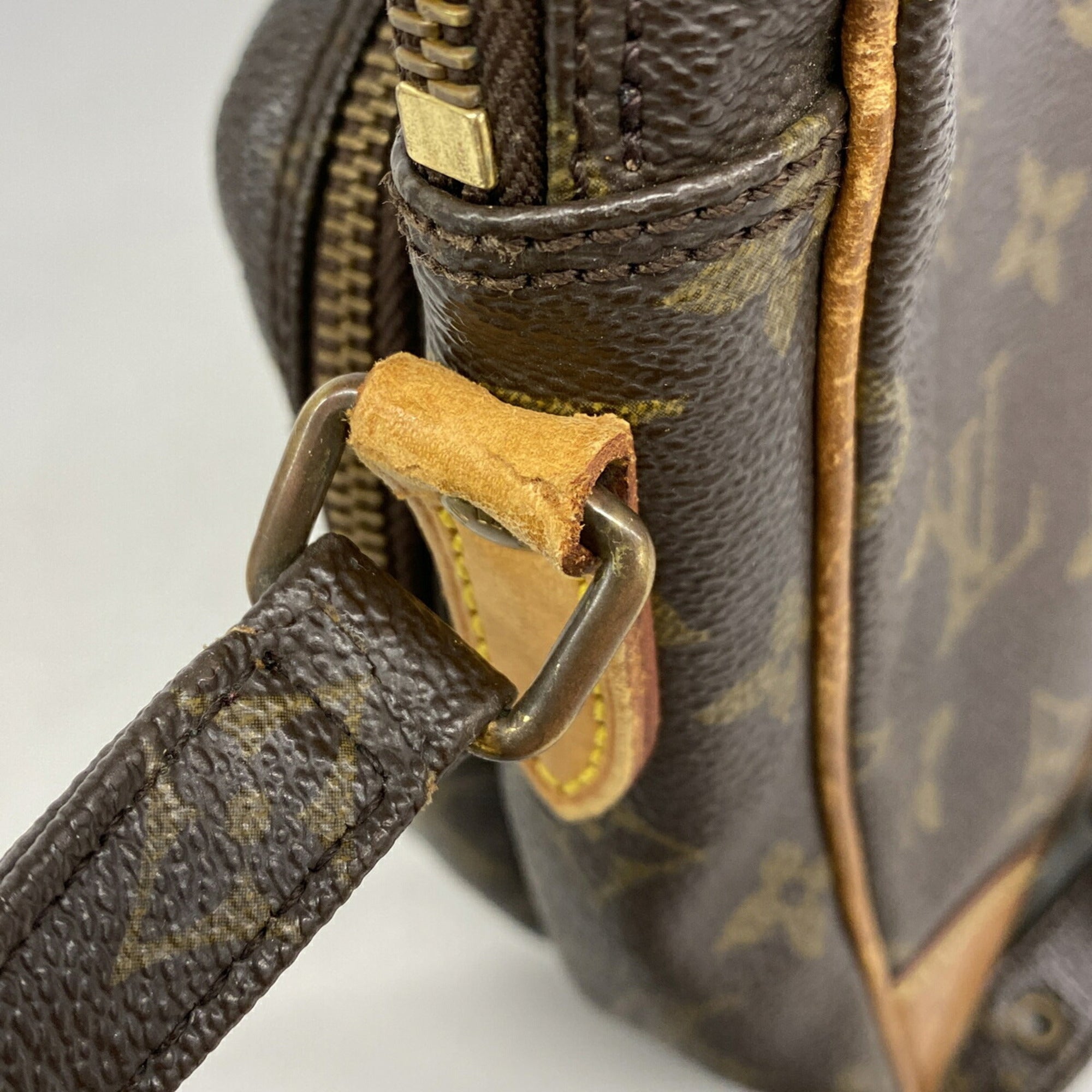 Louis Vuitton Brown Shoulder Bag (Pre-Owned)