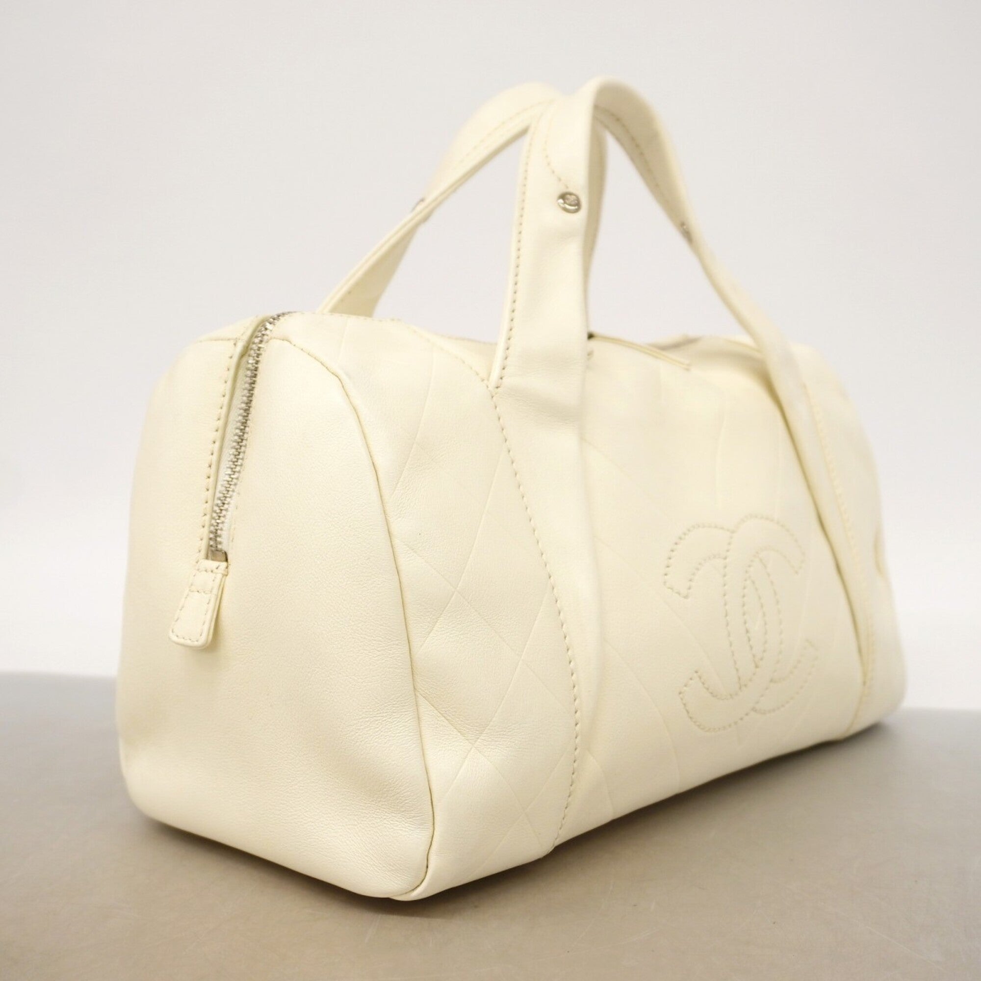 Chanel White Leather Handbag (Pre-Owned)