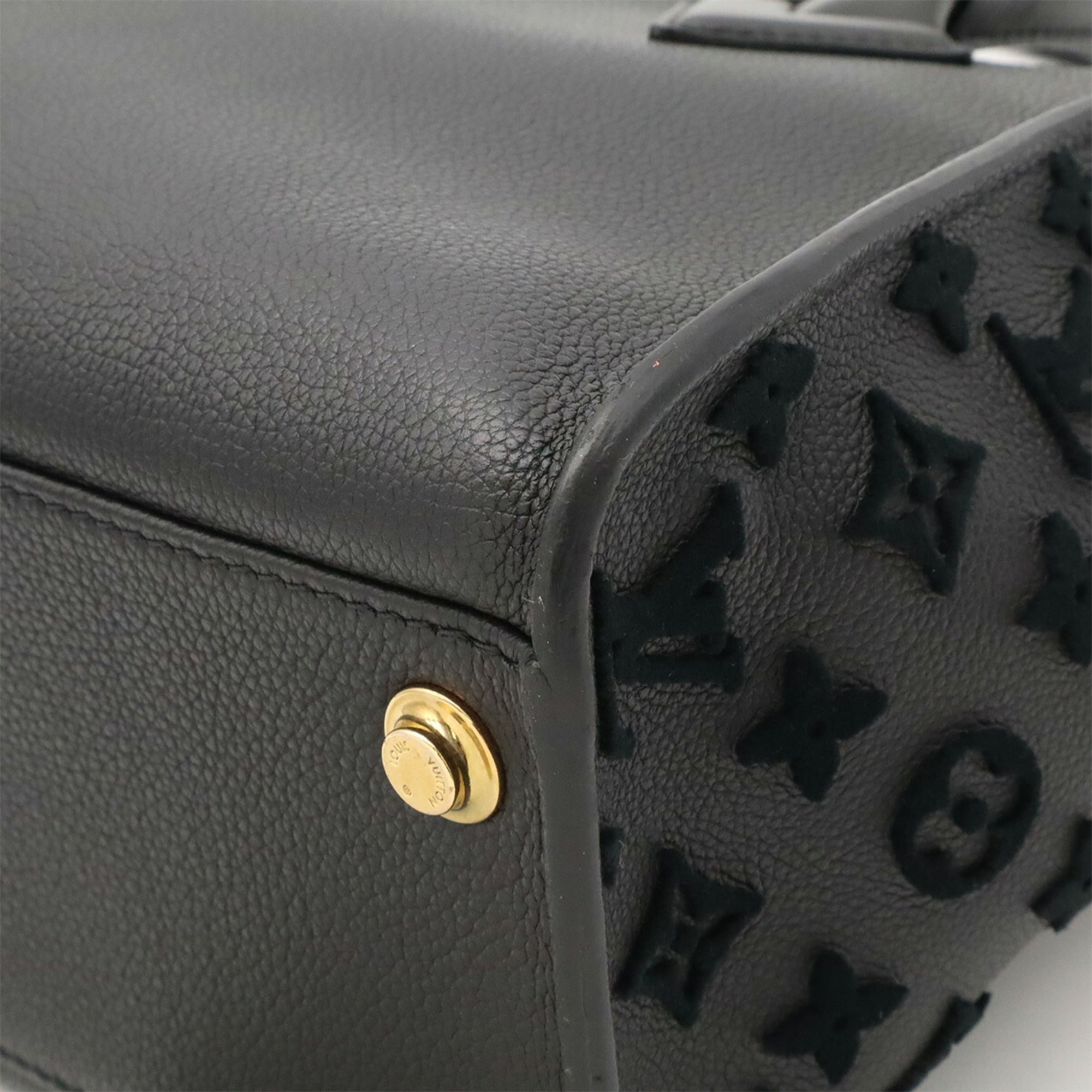 Louis Vuitton Noir Leather Handbag Shoulder Bag (Pre-Owned)