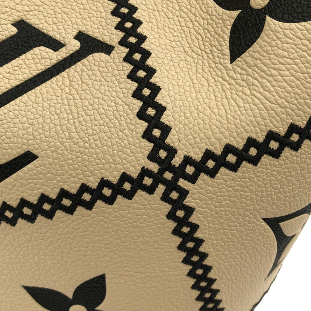 Louis Vuitton Cream Leather Pouch Shoulder Bag (Pre-Owned)