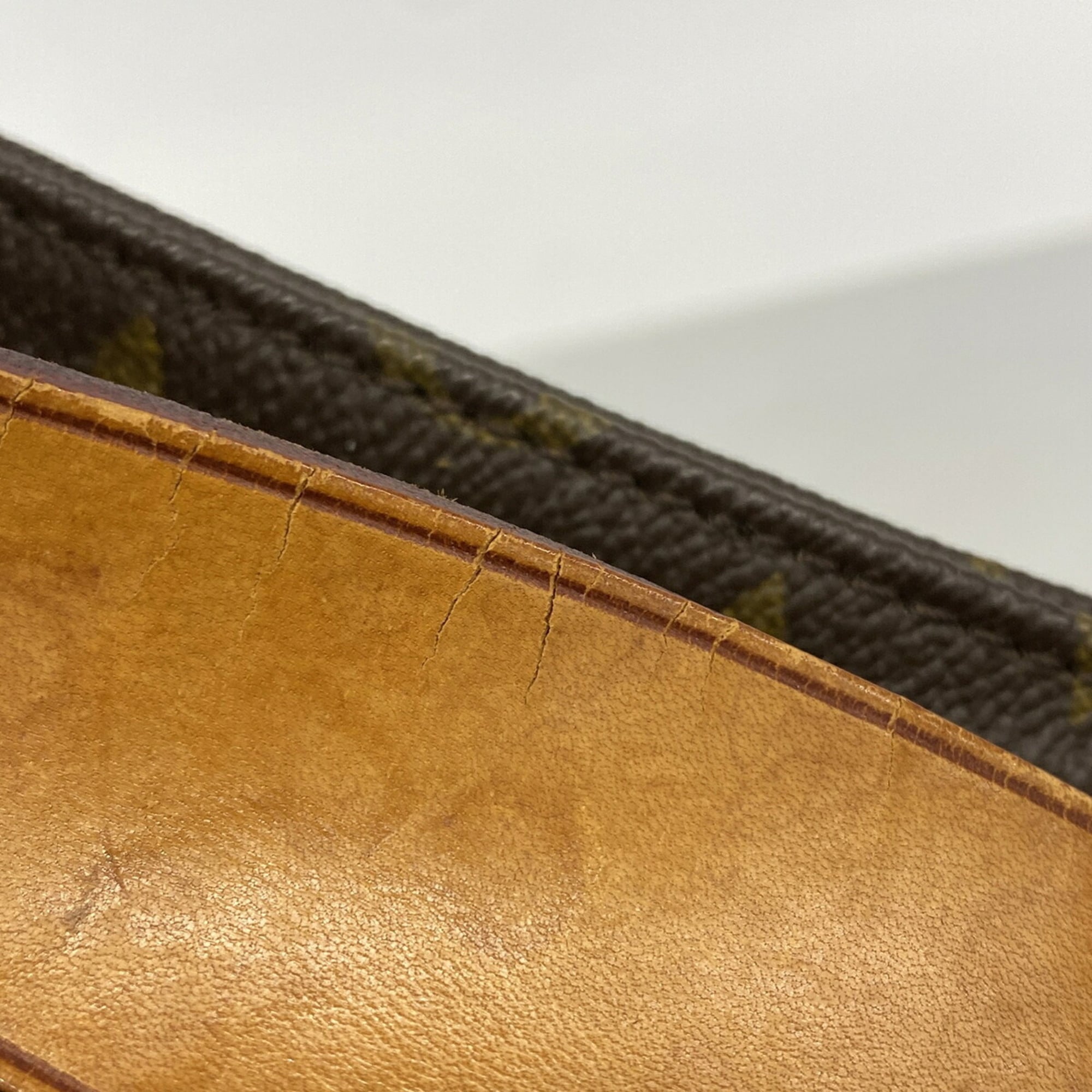 Louis Vuitton Brown Shoulder Bag (Pre-Owned)