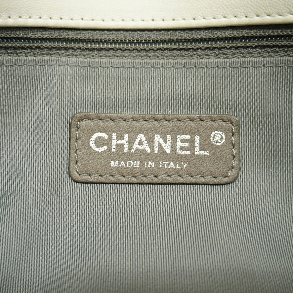 Chanel Brown White Leather Shoulder Bag (Pre-Owned)