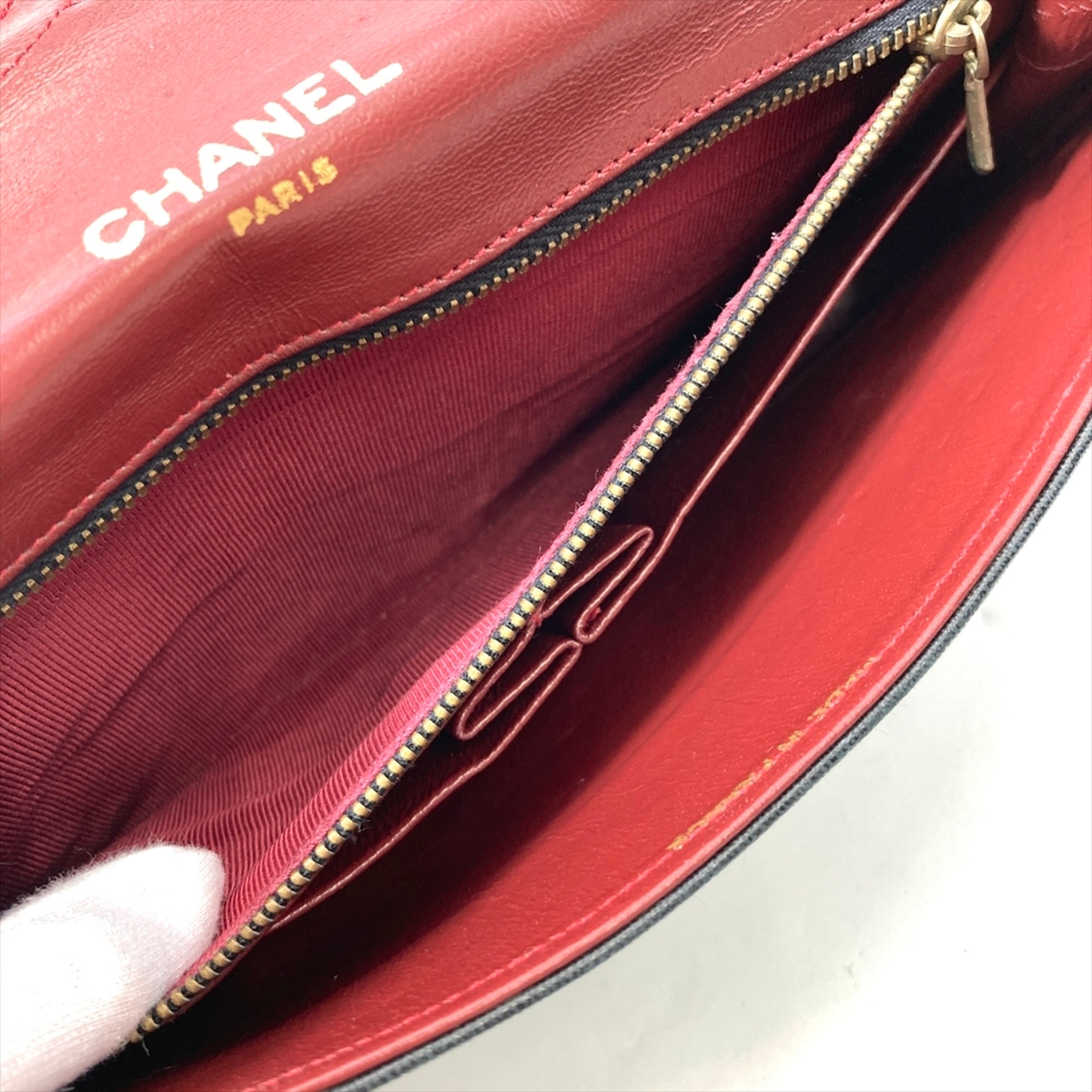 Chanel Black Leather Shoulder Bag (Pre-Owned)